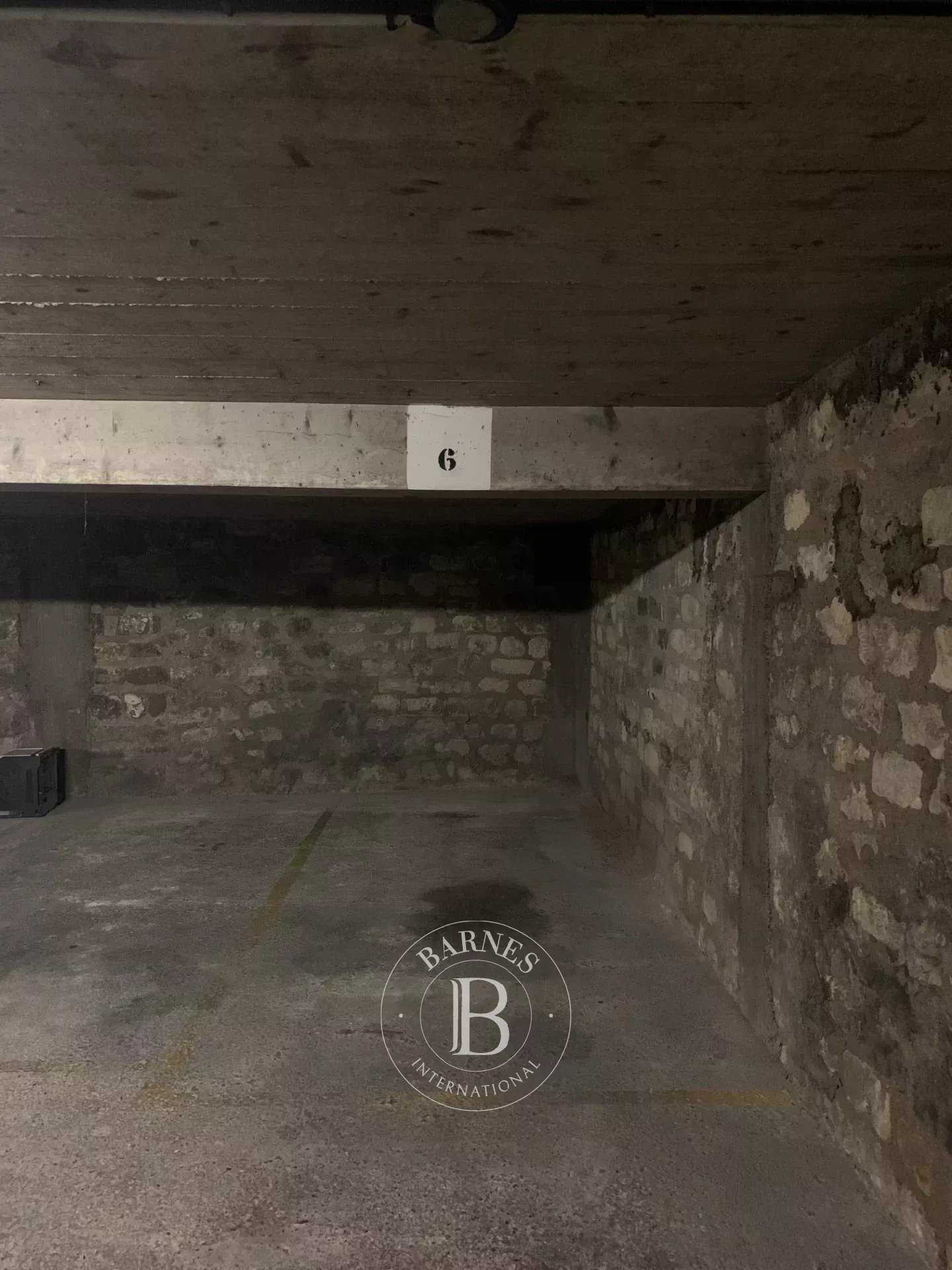 Paris  - Parking 1 Pièce