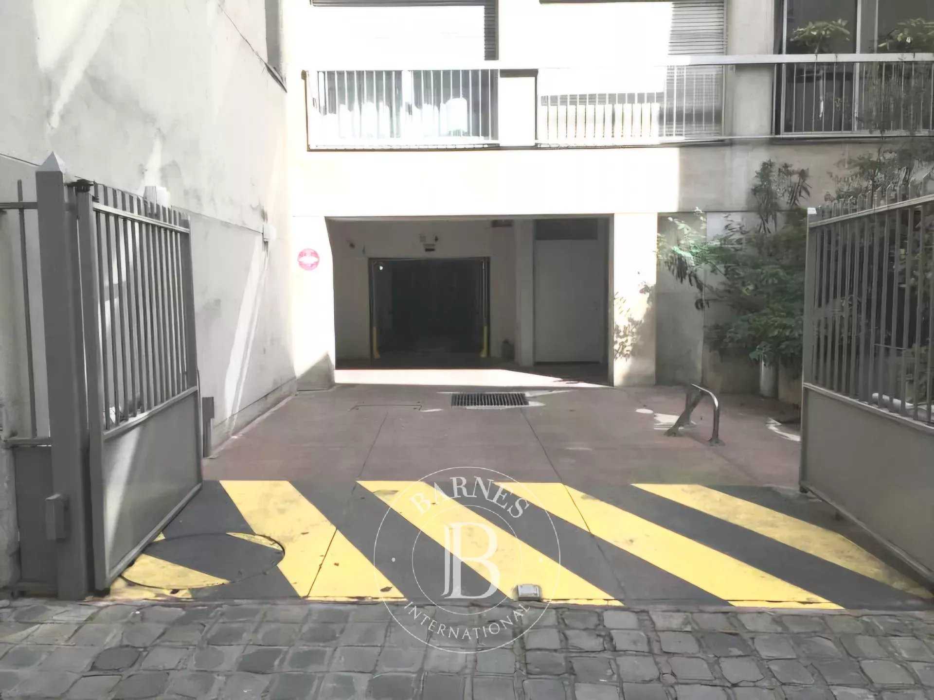 Paris  - Parking 
