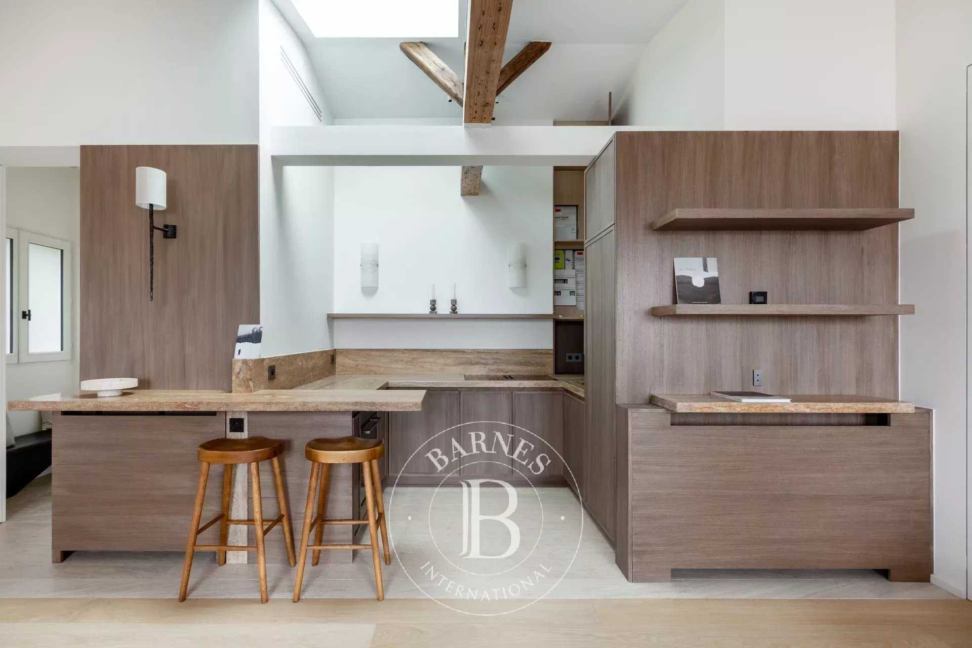 Paris  - Appartement 4 Pi&egrave;ces 2 Chambres