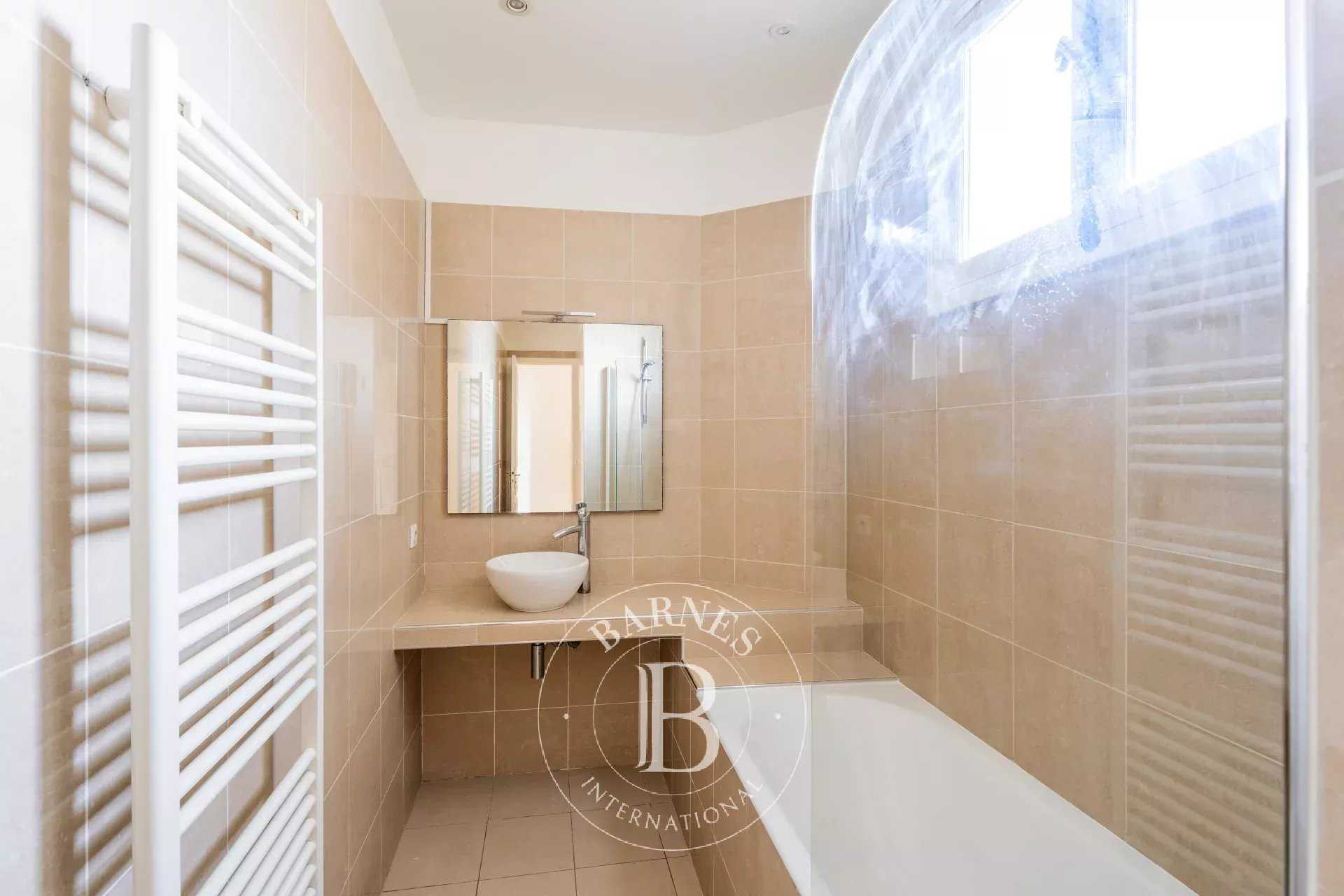 Paris  - Appartement 3 Pi&egrave;ces 2 Chambres