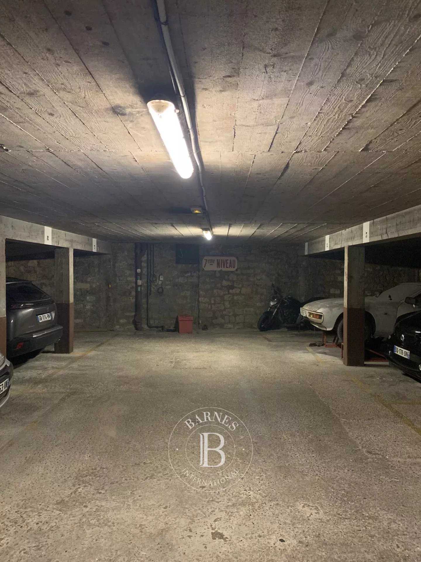 Paris  - Parking 1 Pièce