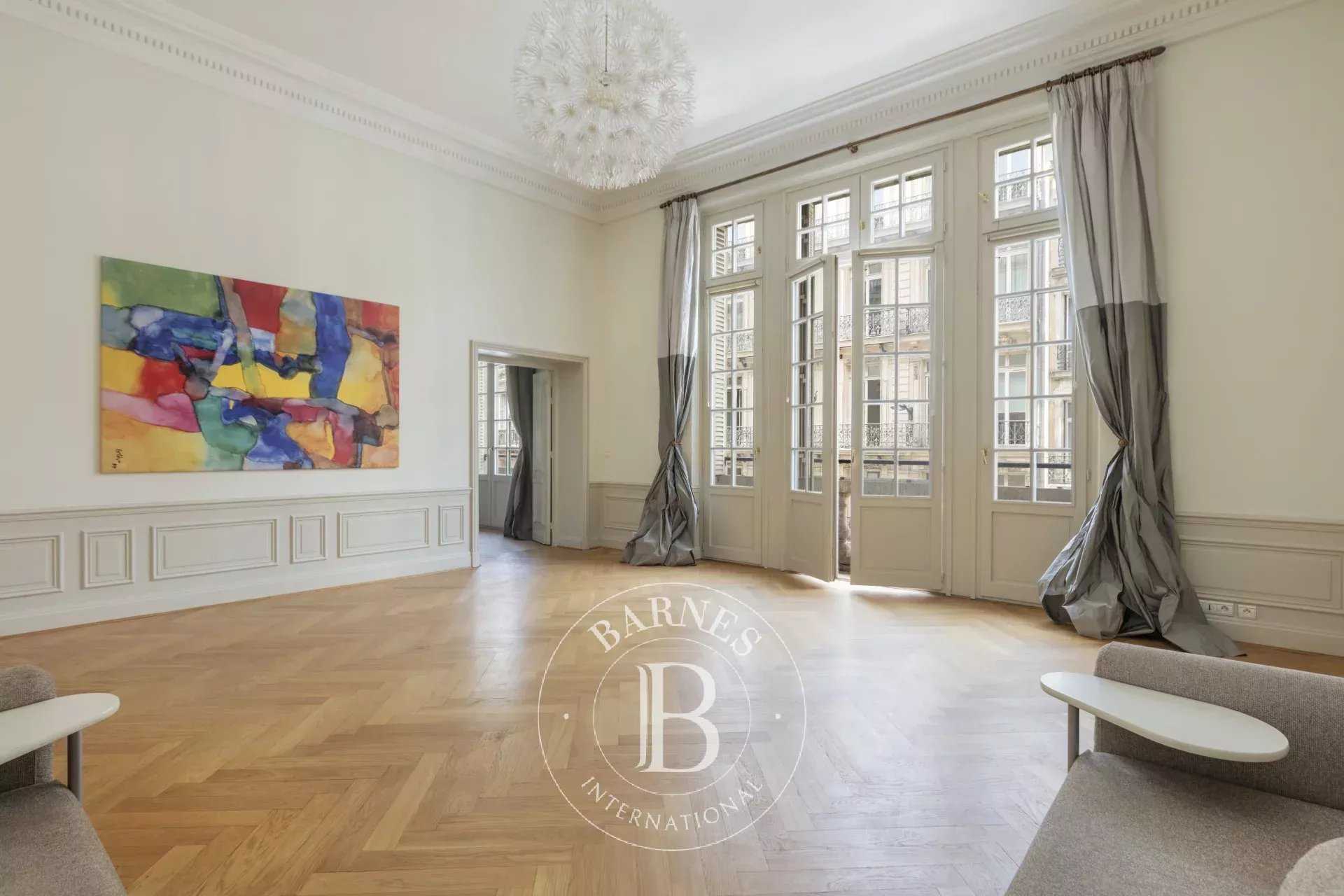 Apartment Paris 75008  -  ref 85939574 (picture 1)