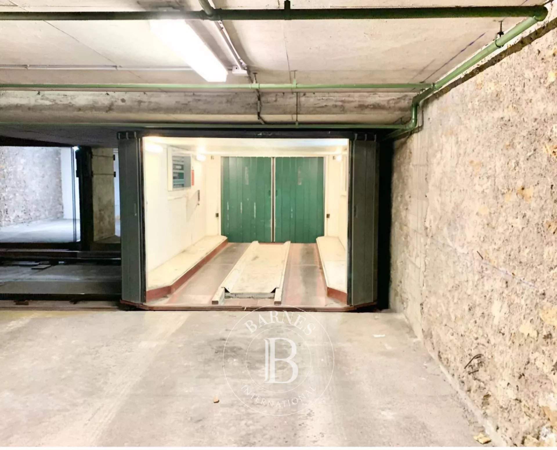 Paris  - Parking  - picture 2