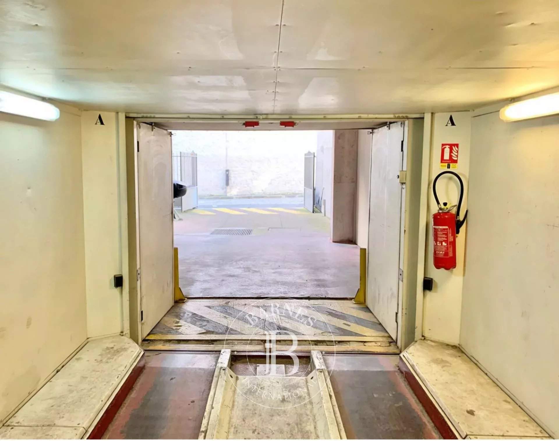 Paris  - Parking  - picture 5