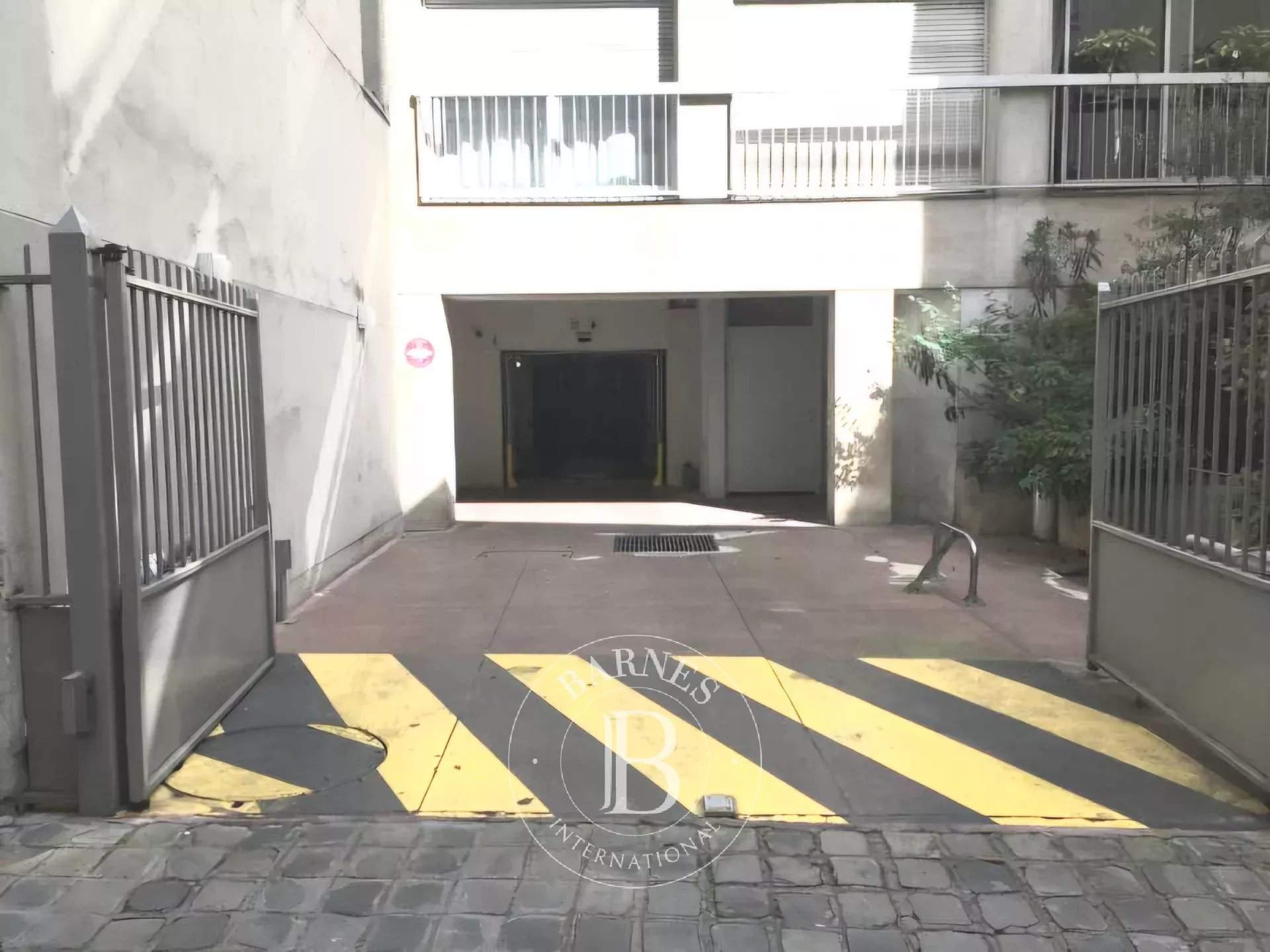 Paris  - Parking  - picture 3