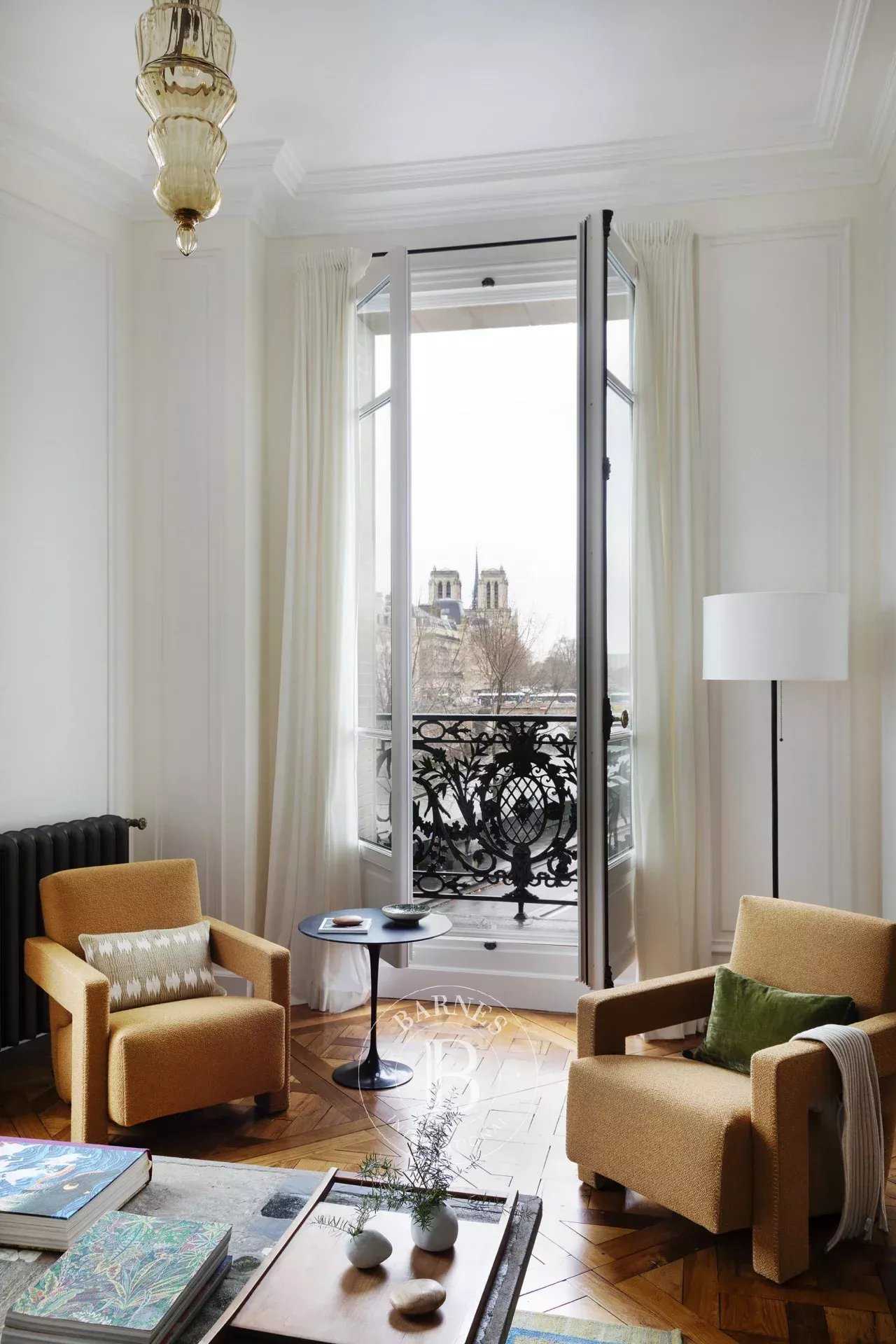 Paris  - Appartement 4 Pi&egrave;ces 2 Chambres