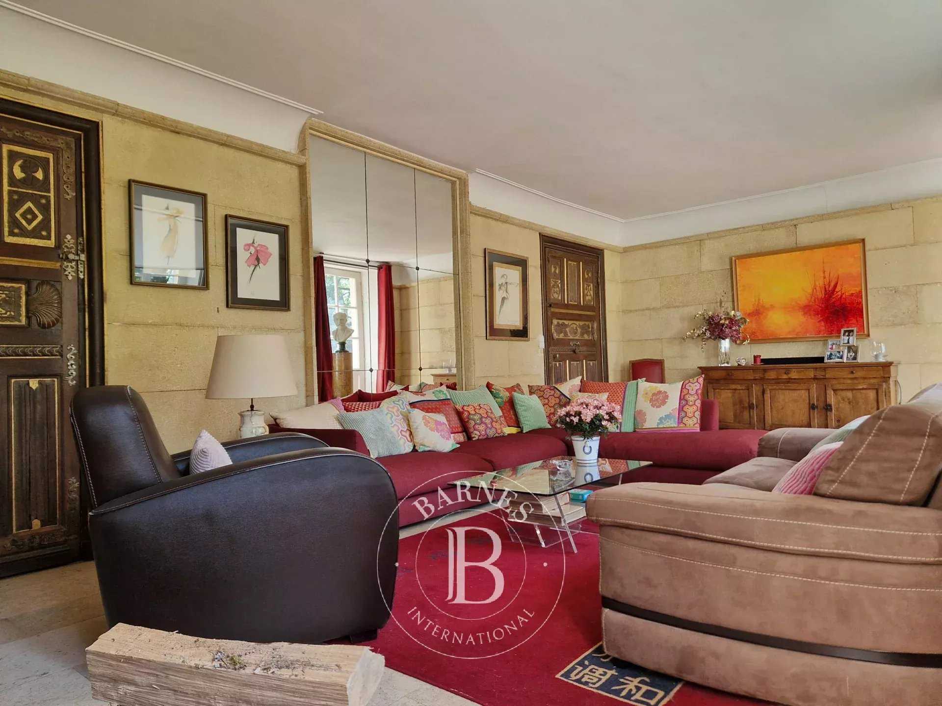Domont  - Propriété 28 Pi&egrave;ces 16 Chambres