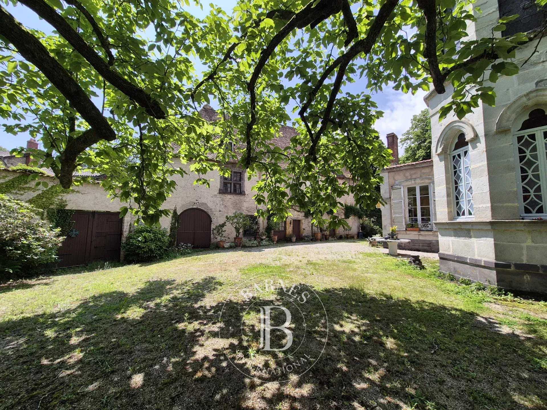 Néronde-sur-Dore  - Propriété 14 Pi&egrave;ces 9 Chambres