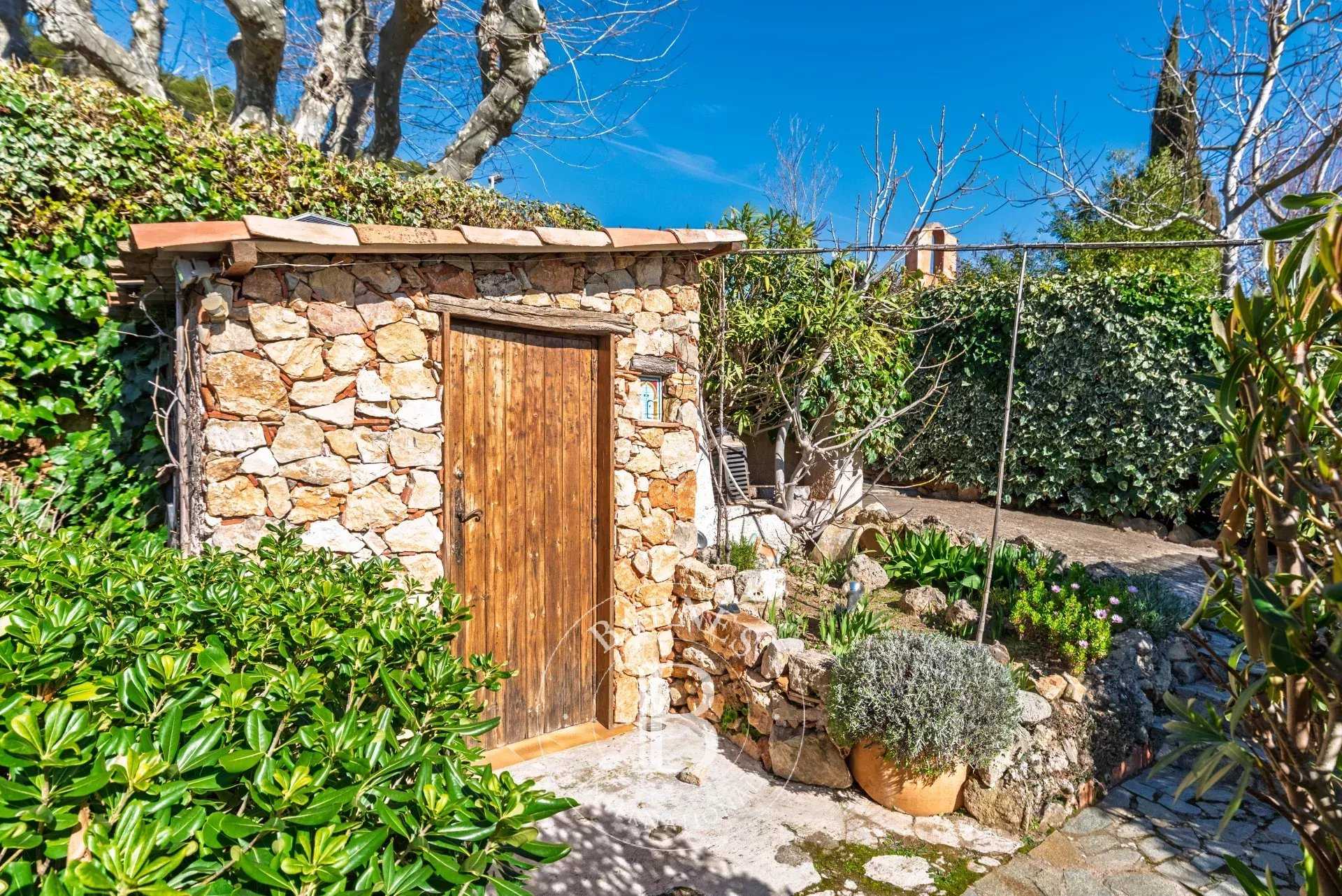 Bagnols-en-Forêt  - Maison 7 Pi&egrave;ces 2 Chambres