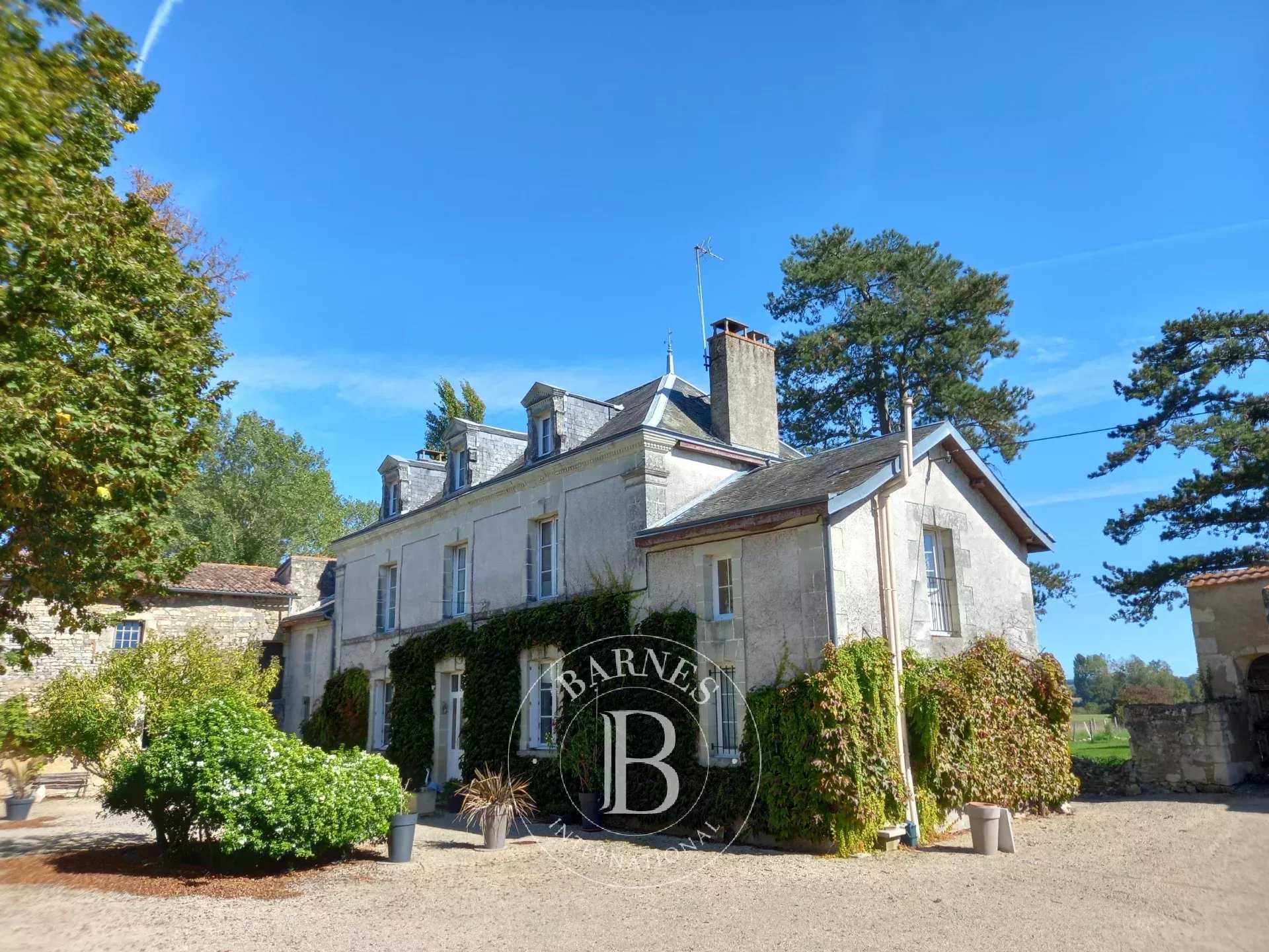 Poitiers  - Manoir 8 Pièces 4 Chambres