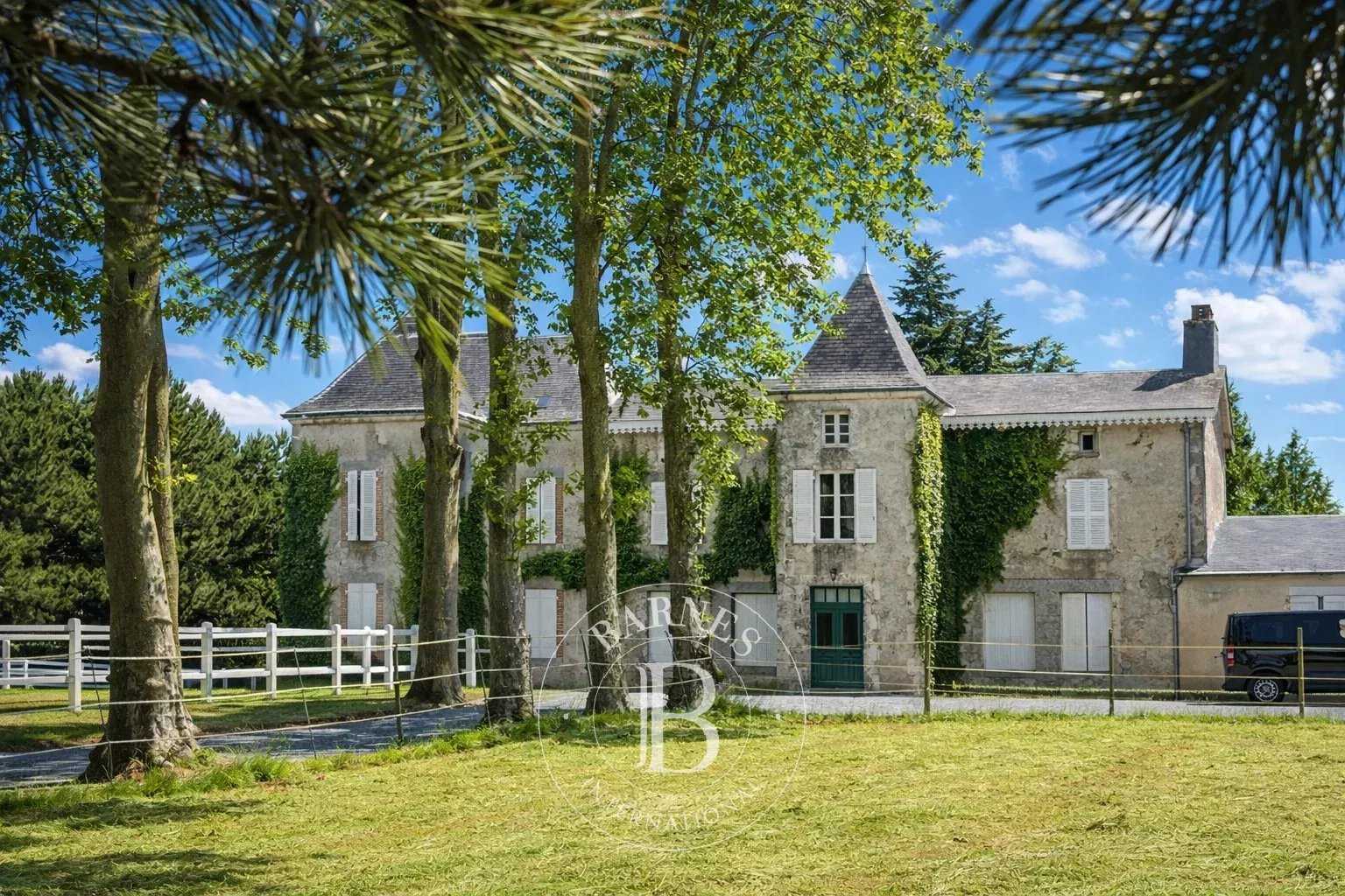 Pouzauges  - Manoir 10 Pi&egrave;ces 5 Chambres