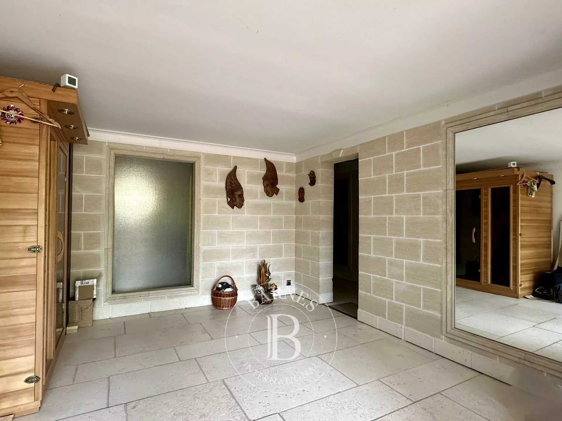 Évry-Courcouronnes  - Maison 9 Pi&egrave;ces 7 Chambres