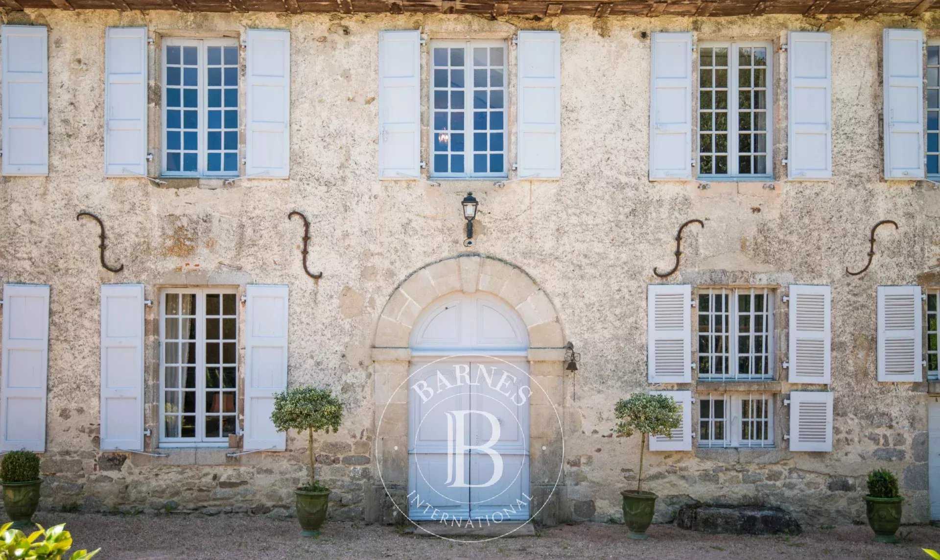 Aurillac  - Château 15 Pi&egrave;ces 10 Chambres