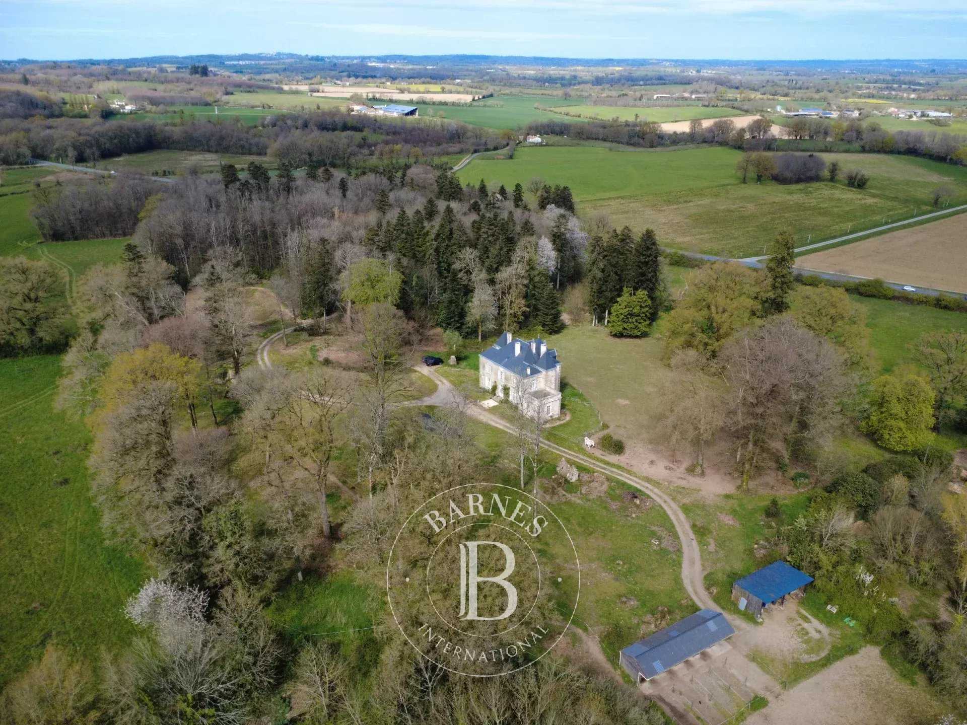 Pouzauges  - Manoir 10 Pi&egrave;ces 5 Chambres