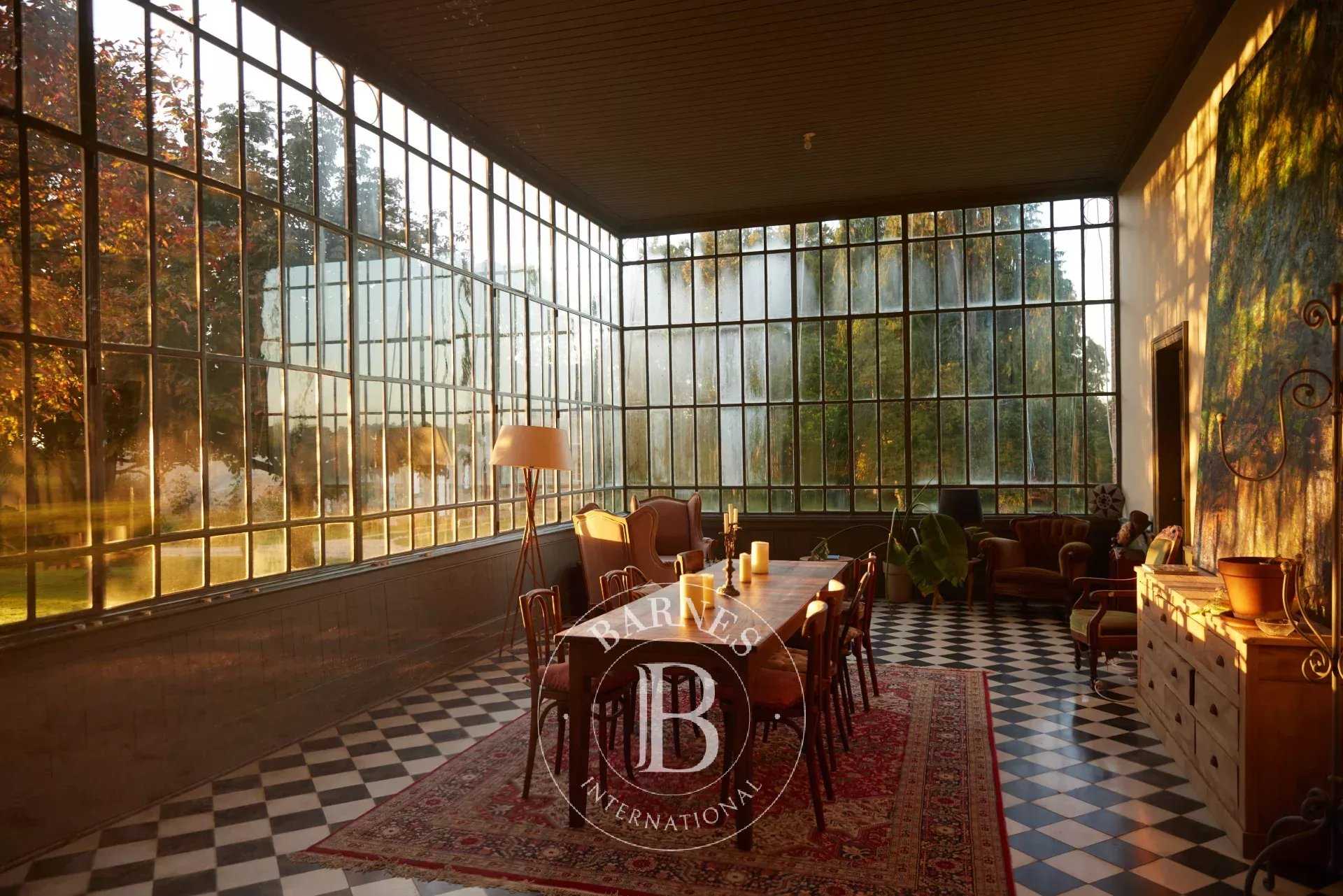 Pouzauges  - Château 16 Pi&egrave;ces 10 Chambres