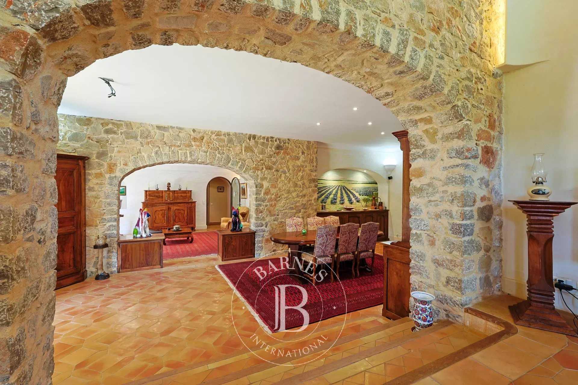 Le Luc  - Maison 10 Pièces 6 Chambres