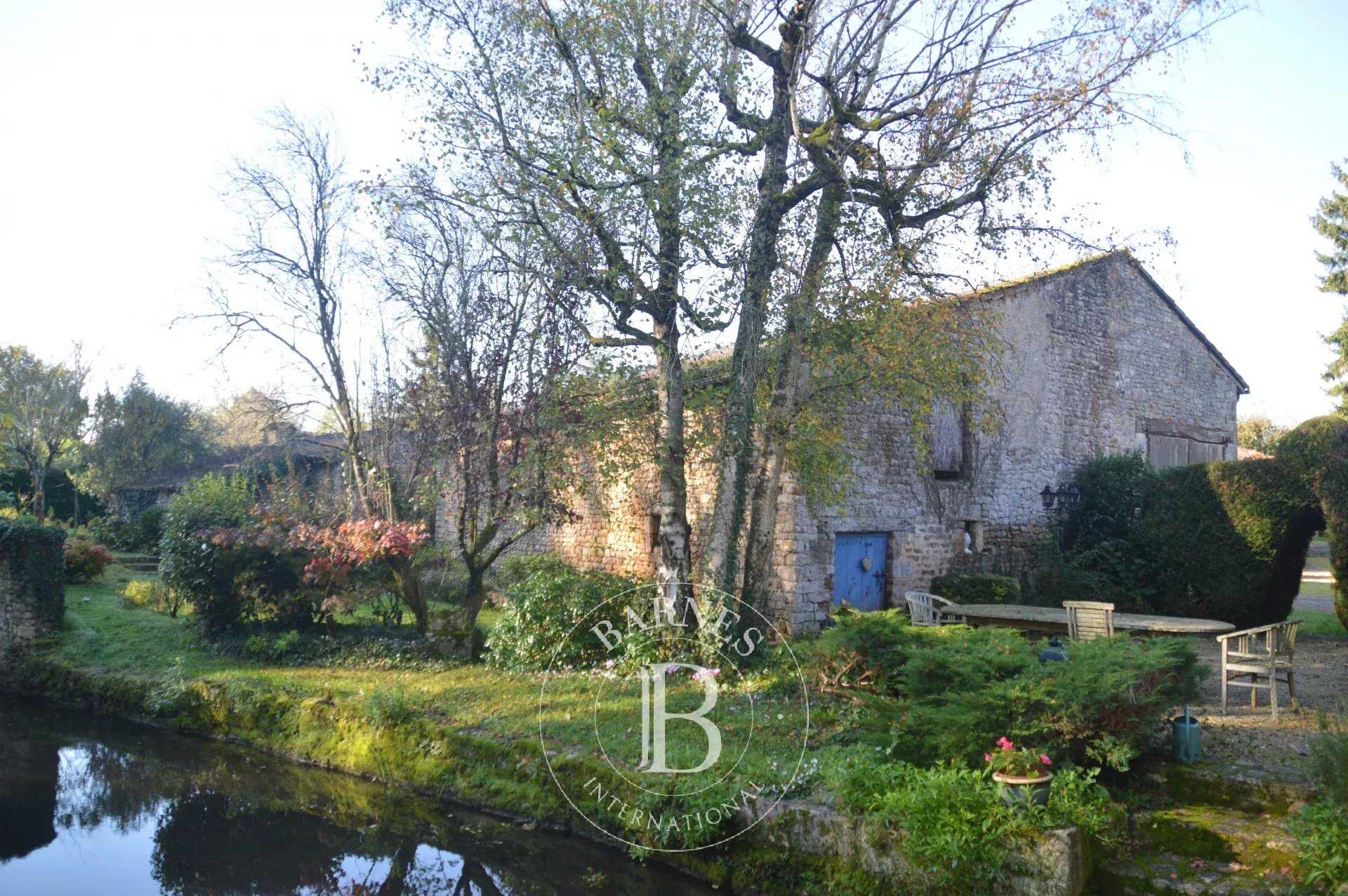 Vivonne  - Maison 9 Pièces 5 Chambres