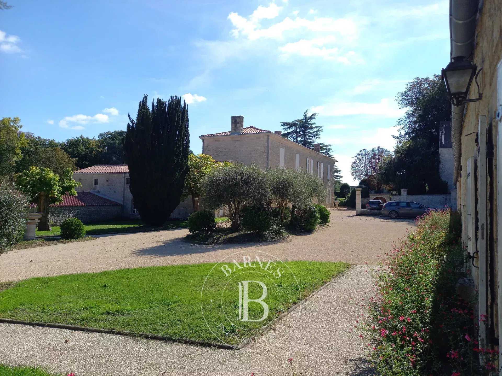 Fontenay-le-Comte  - Manoir 12 Pi&egrave;ces 7 Chambres