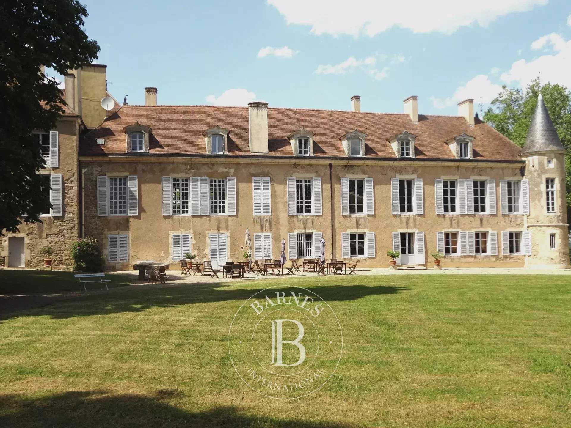 Avallon  - Château 35 Pi&egrave;ces 25 Chambres