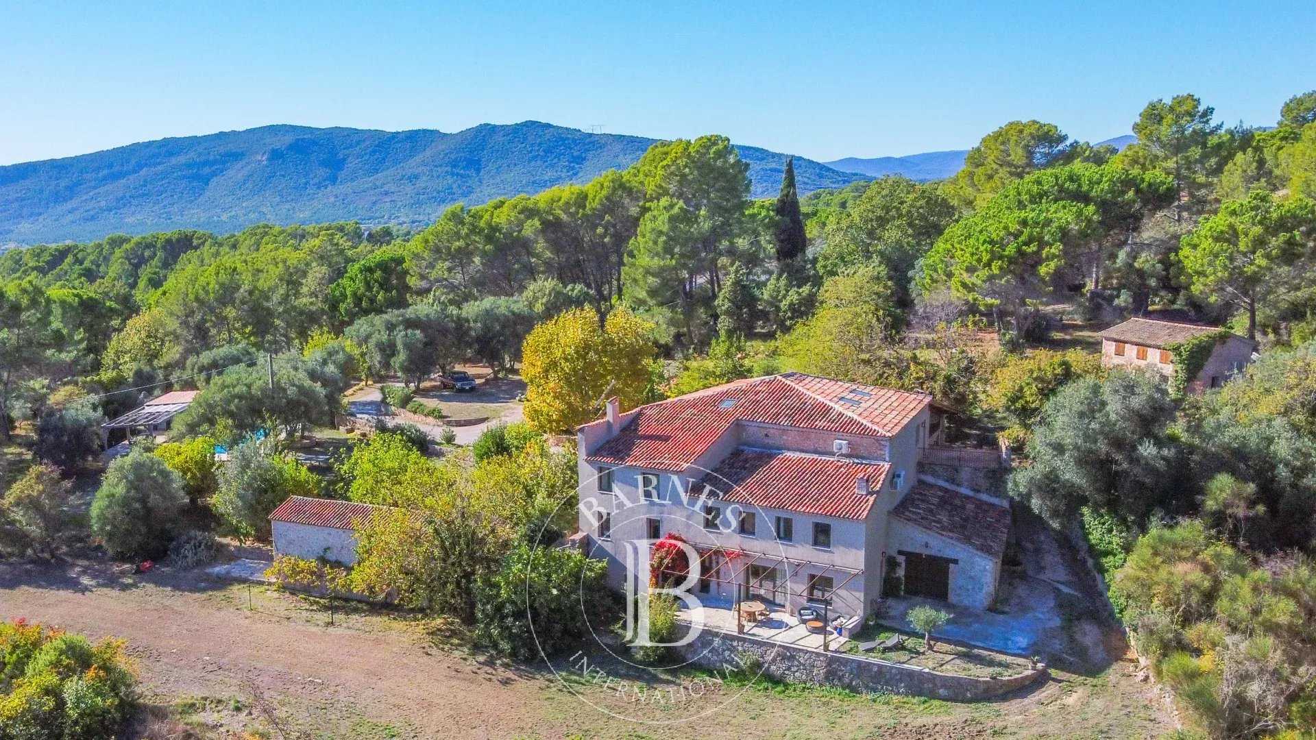 Bagnols-en-Forêt  - Propriété 10 Pi&egrave;ces 7 Chambres