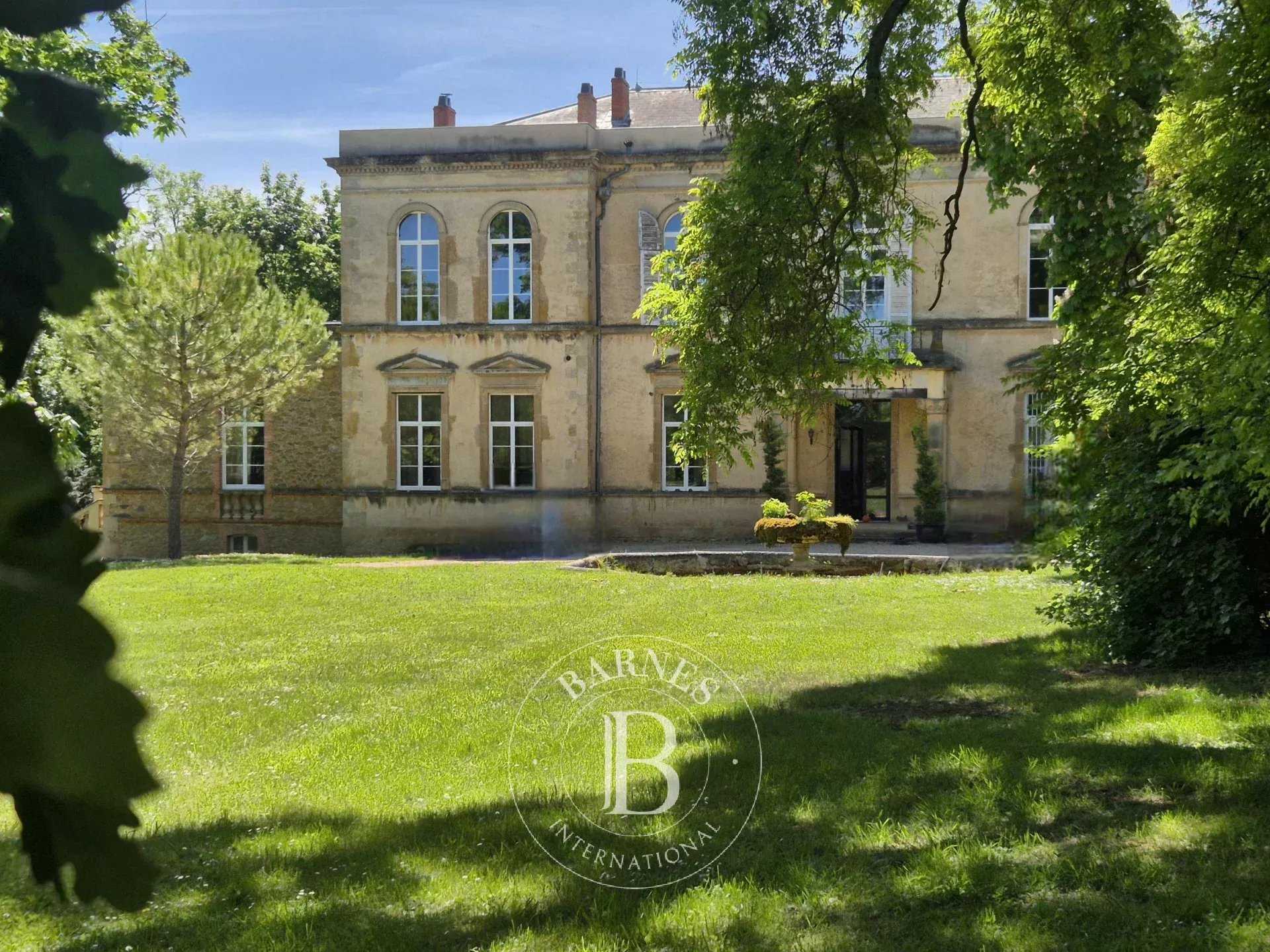 Saint-Germain-Lembron  - Château 17 Pi&egrave;ces 11 Chambres