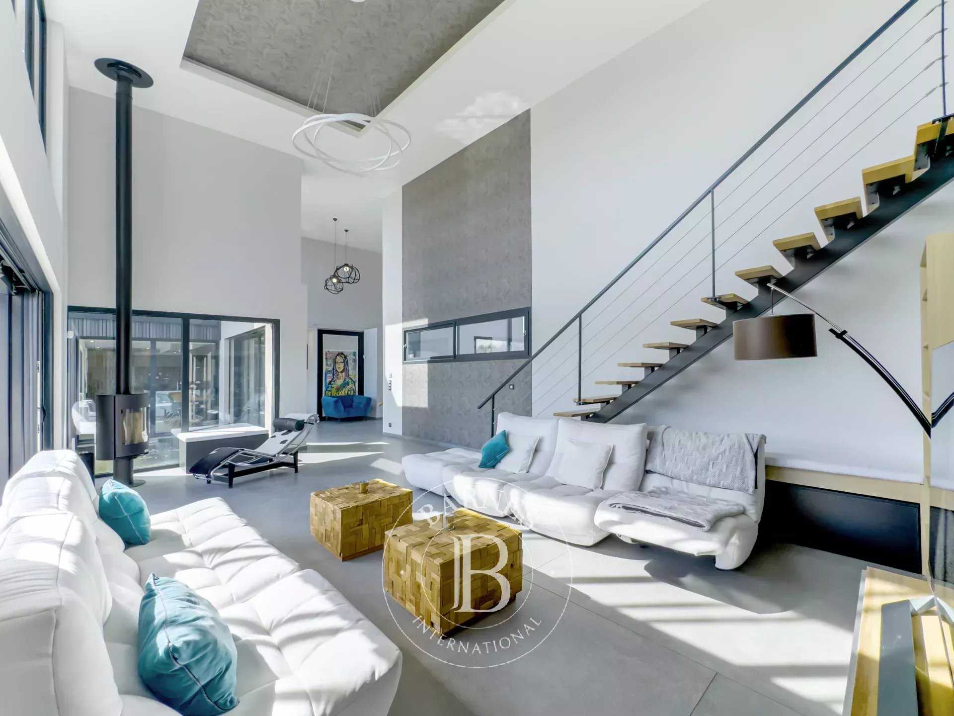 Les Abrets en Dauphiné  - Maison 13 Pièces 7 Chambres