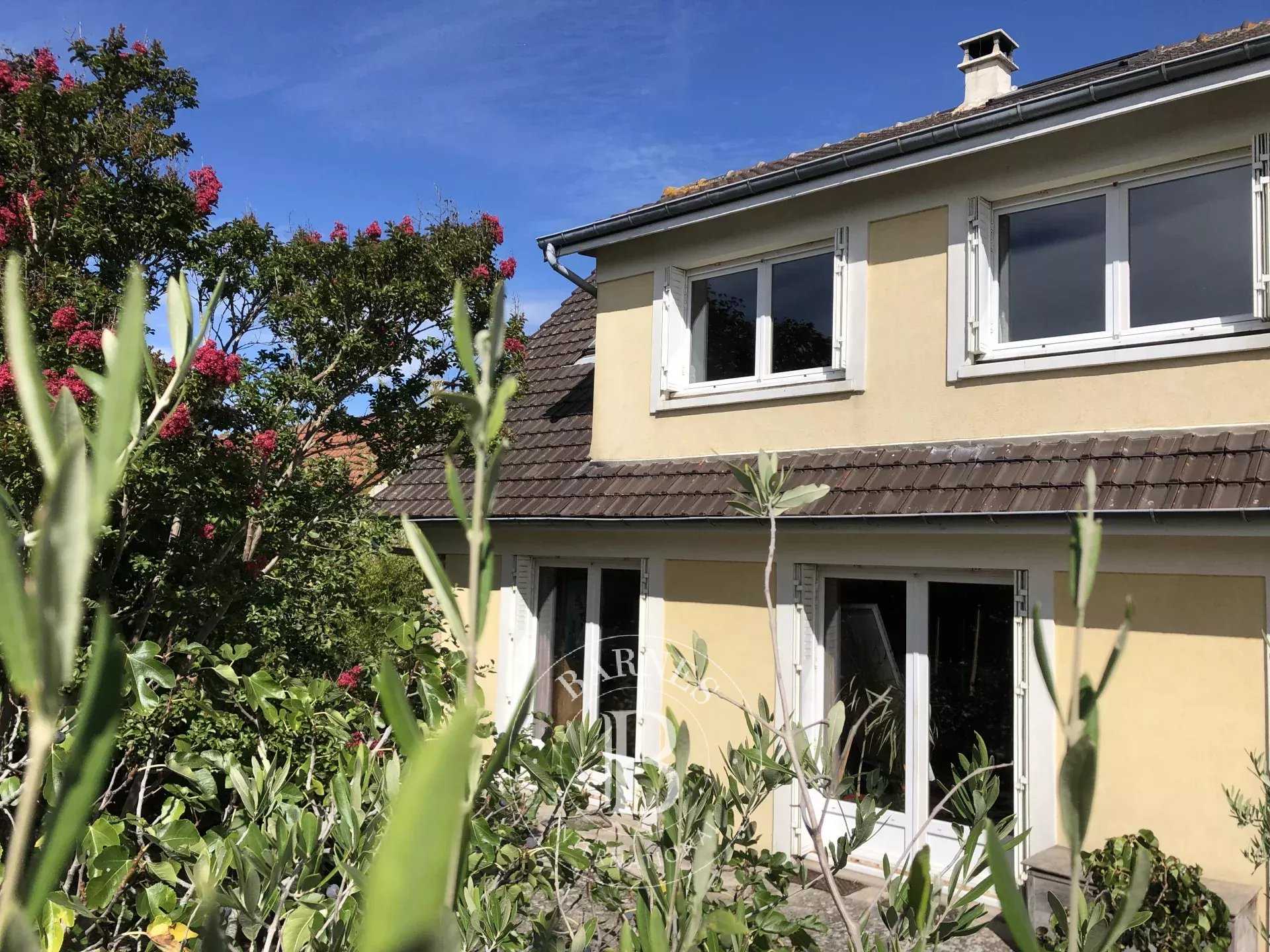 Évry-Courcouronnes  - Maison 9 Pi&egrave;ces 7 Chambres