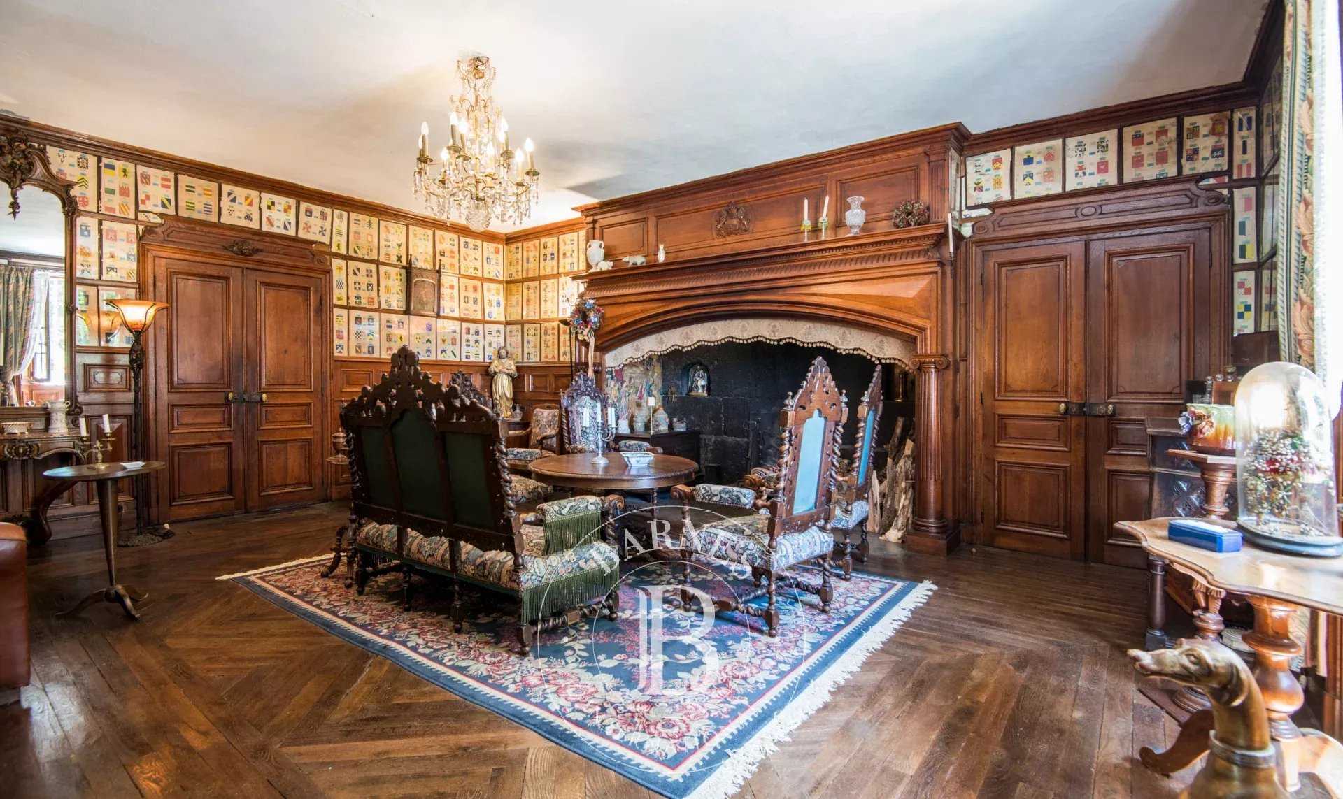 Aurillac  - Manoir 16 Pi&egrave;ces 11 Chambres