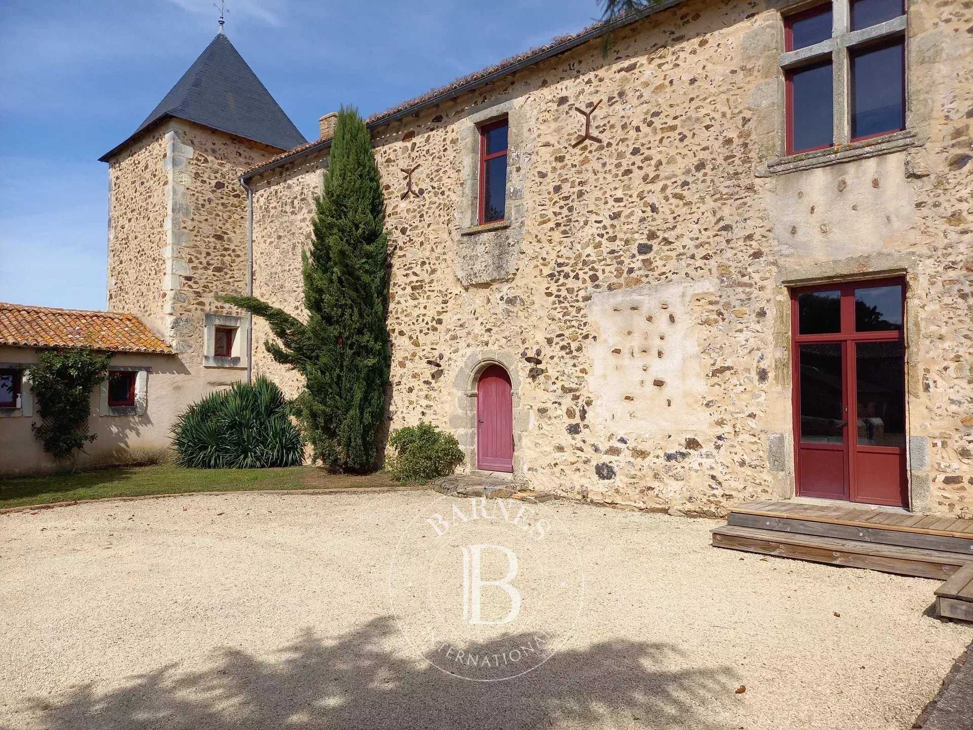 Thouars  - Manoir 22 Pi&egrave;ces 14 Chambres