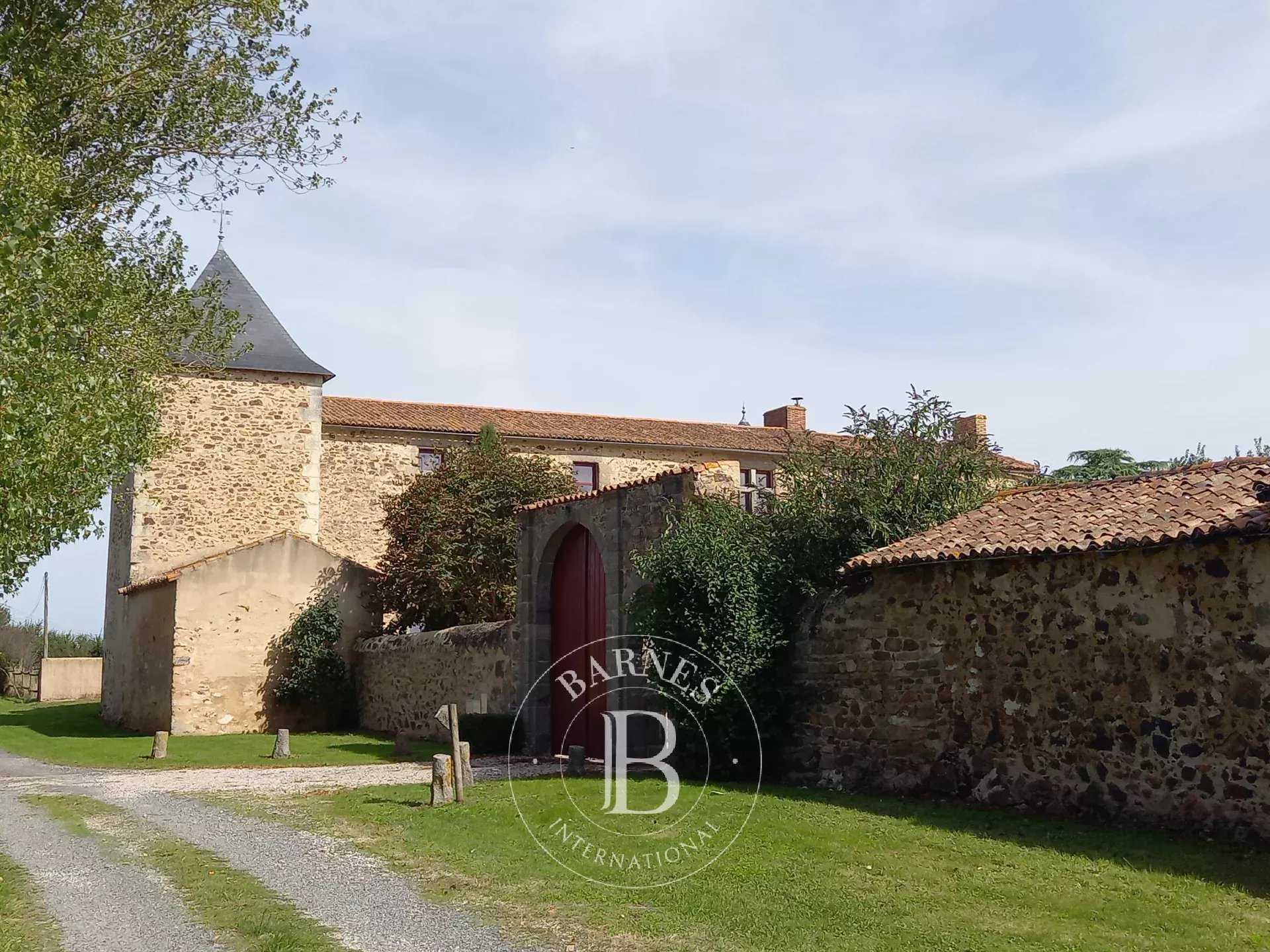 Thouars  - Manoir 22 Pi&egrave;ces 14 Chambres