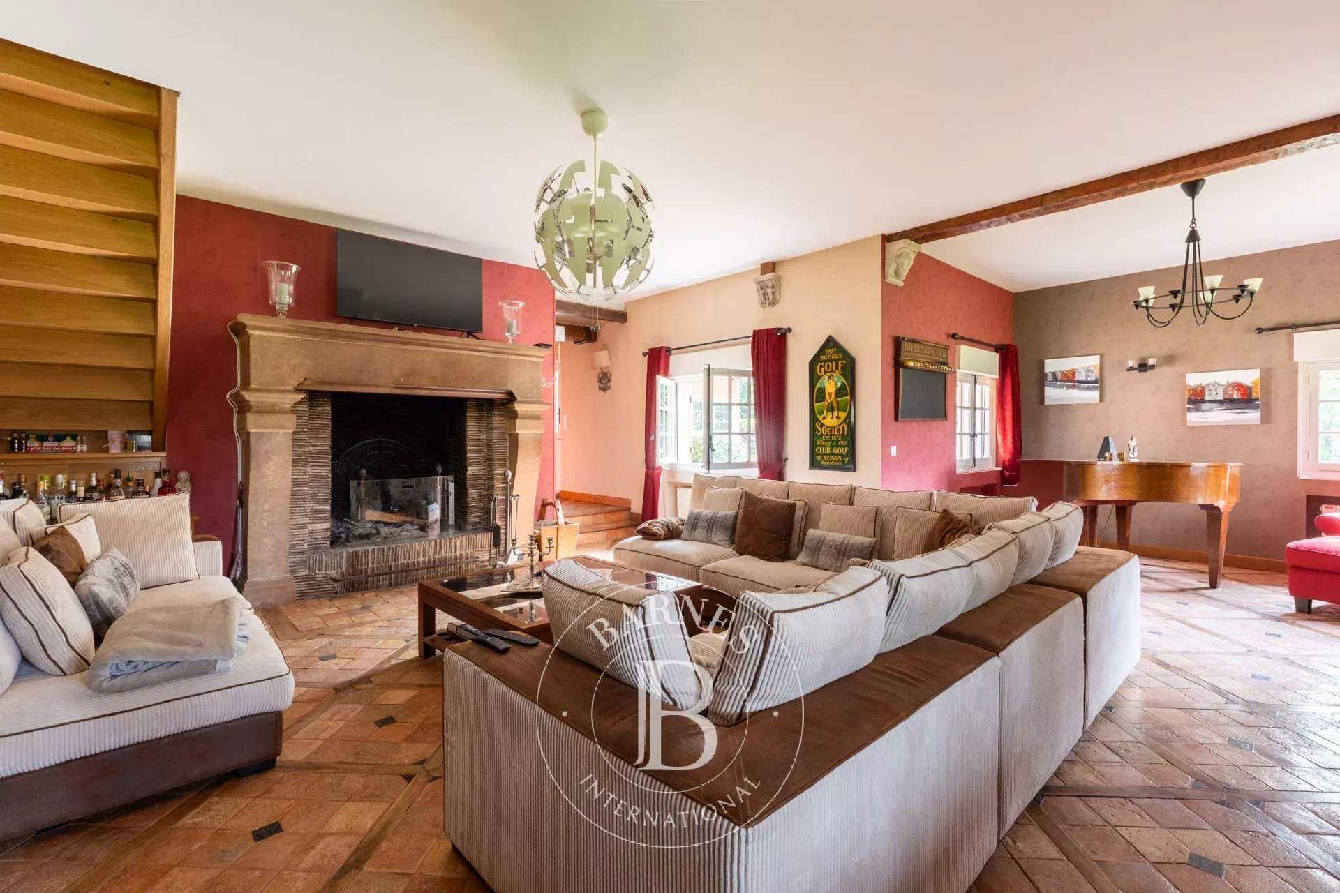 Adainville  - House 8 Bedrooms