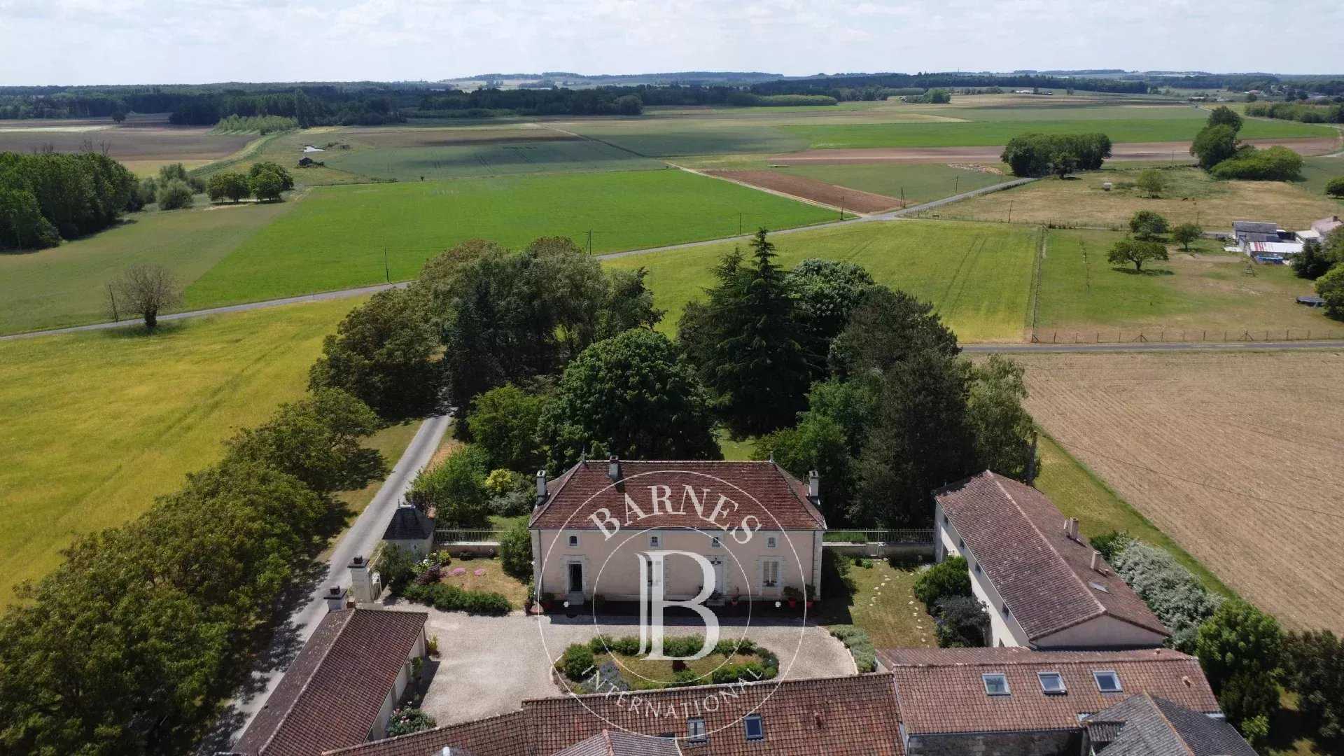 Lencloître  - Manoir 11 Pi&egrave;ces 8 Chambres