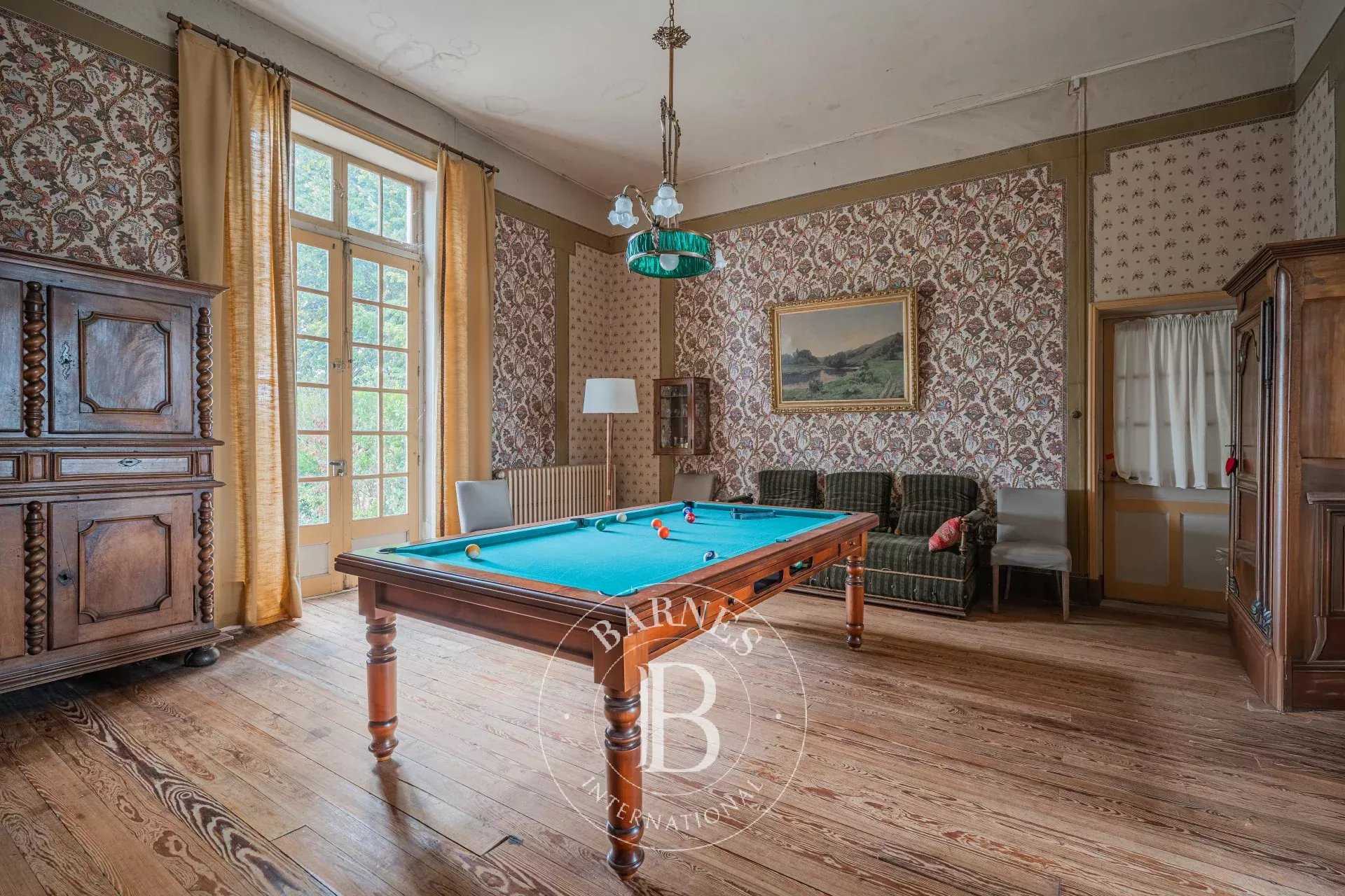 Maubec  - Propriété 18 Pi&egrave;ces 10 Chambres