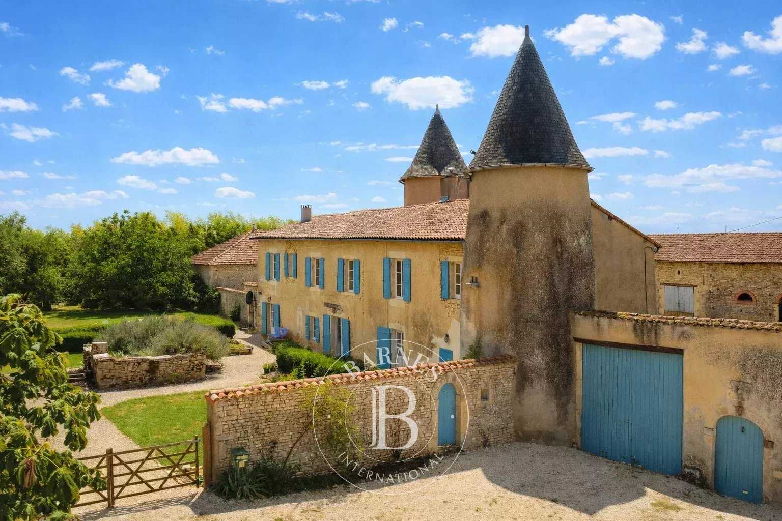 Civray  - Maison 7 Pi&egrave;ces 4 Chambres