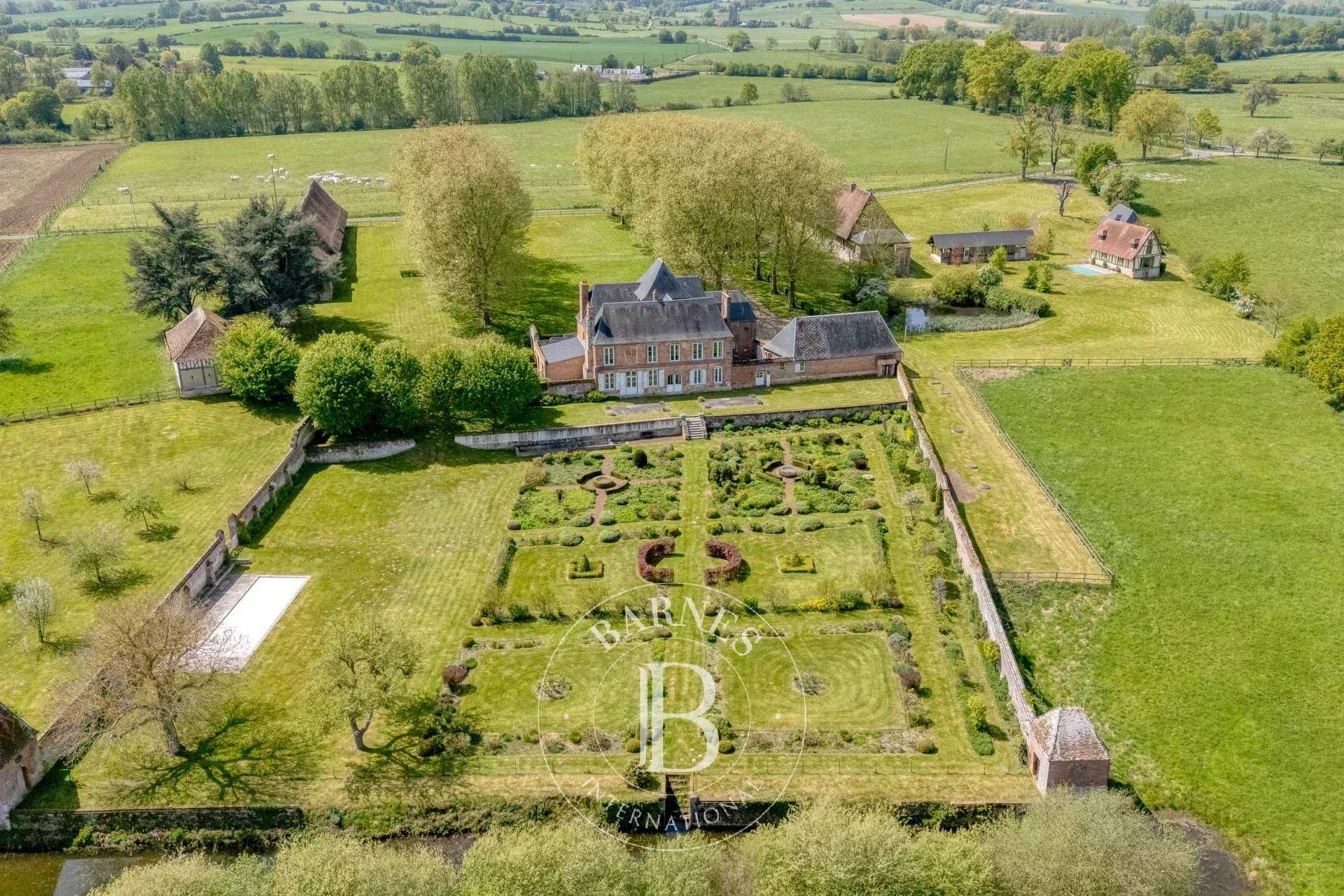 Gournay-en-Bray  - Manoir 18 Pi&egrave;ces 10 Chambres