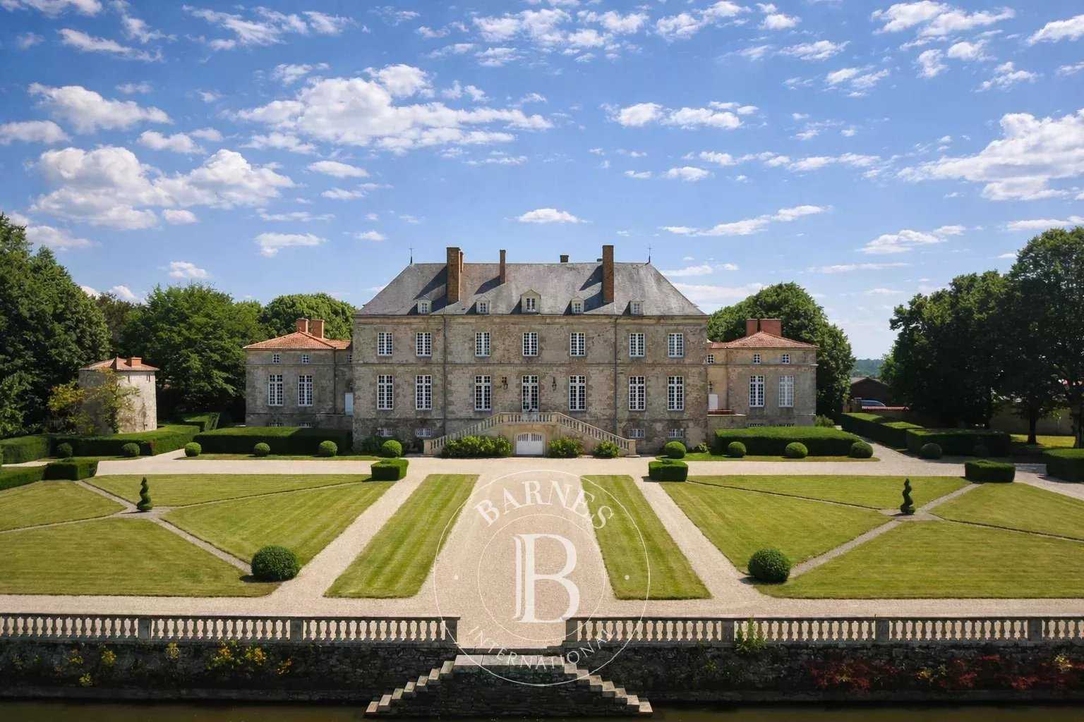 Nantes  - Château 18 Pi&egrave;ces 7 Chambres