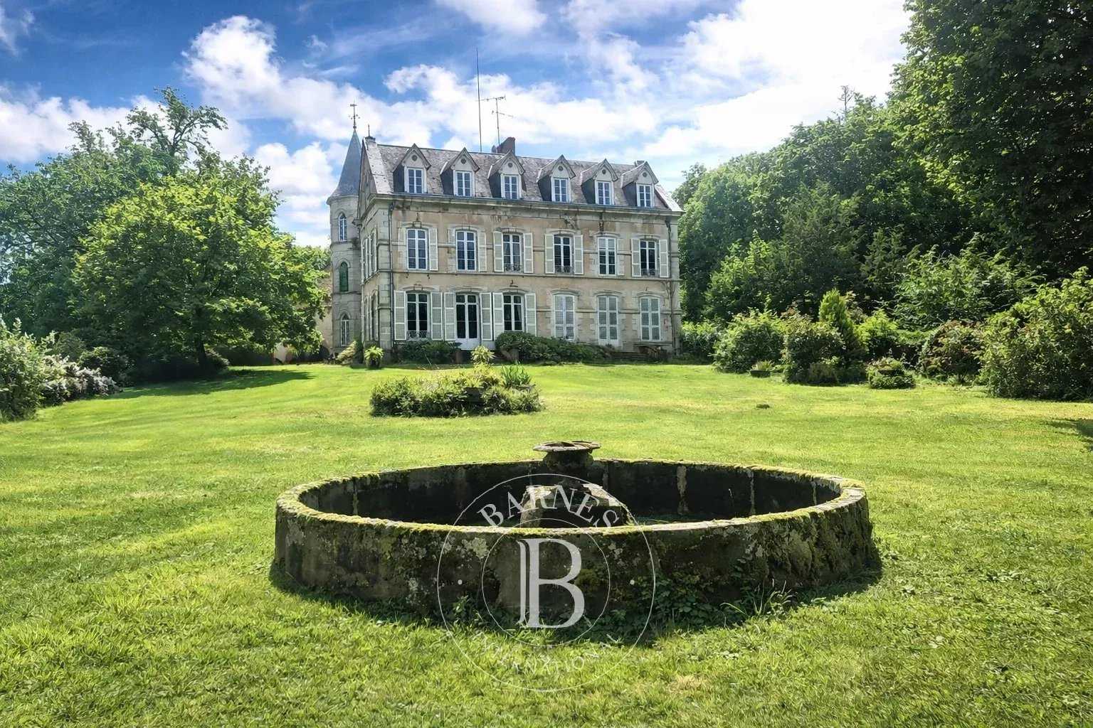 Néronde-sur-Dore  - Propriété 14 Pi&egrave;ces 9 Chambres