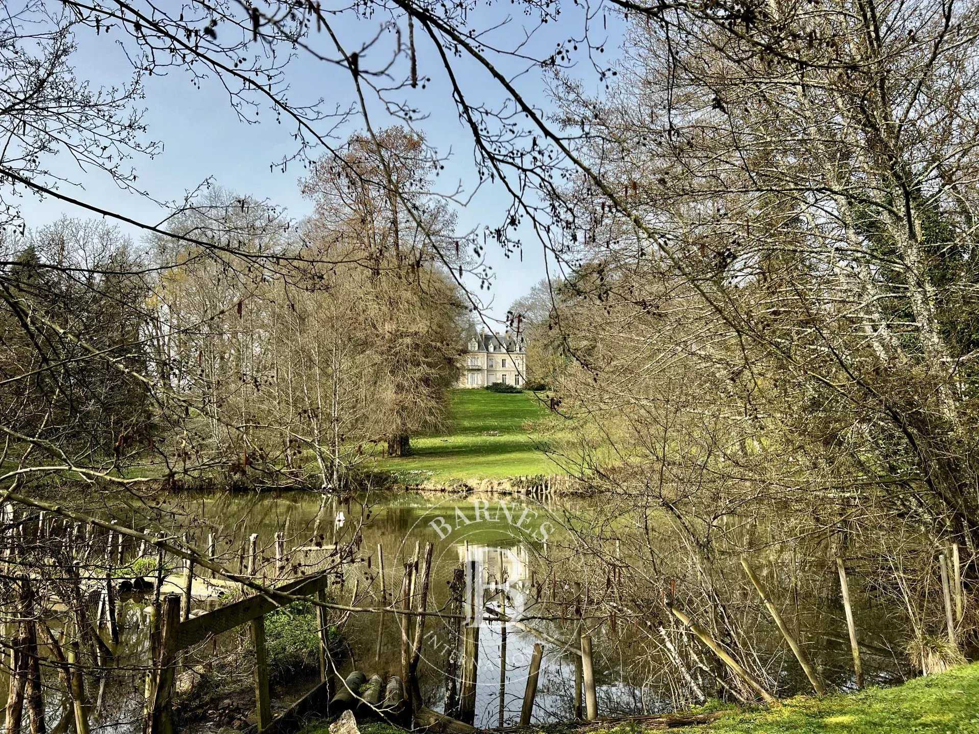 Tournus  - Château 20 Pi&egrave;ces 9 Chambres