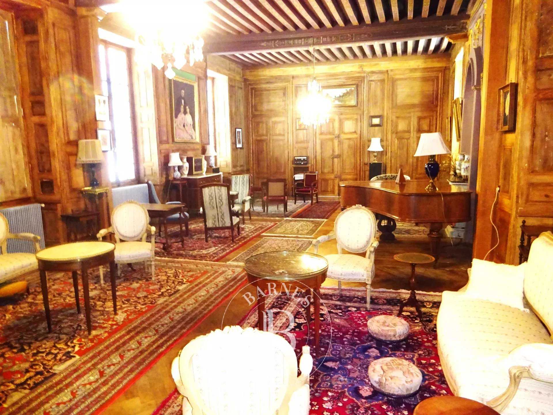 Avallon  - Château 35 Pi&egrave;ces 25 Chambres