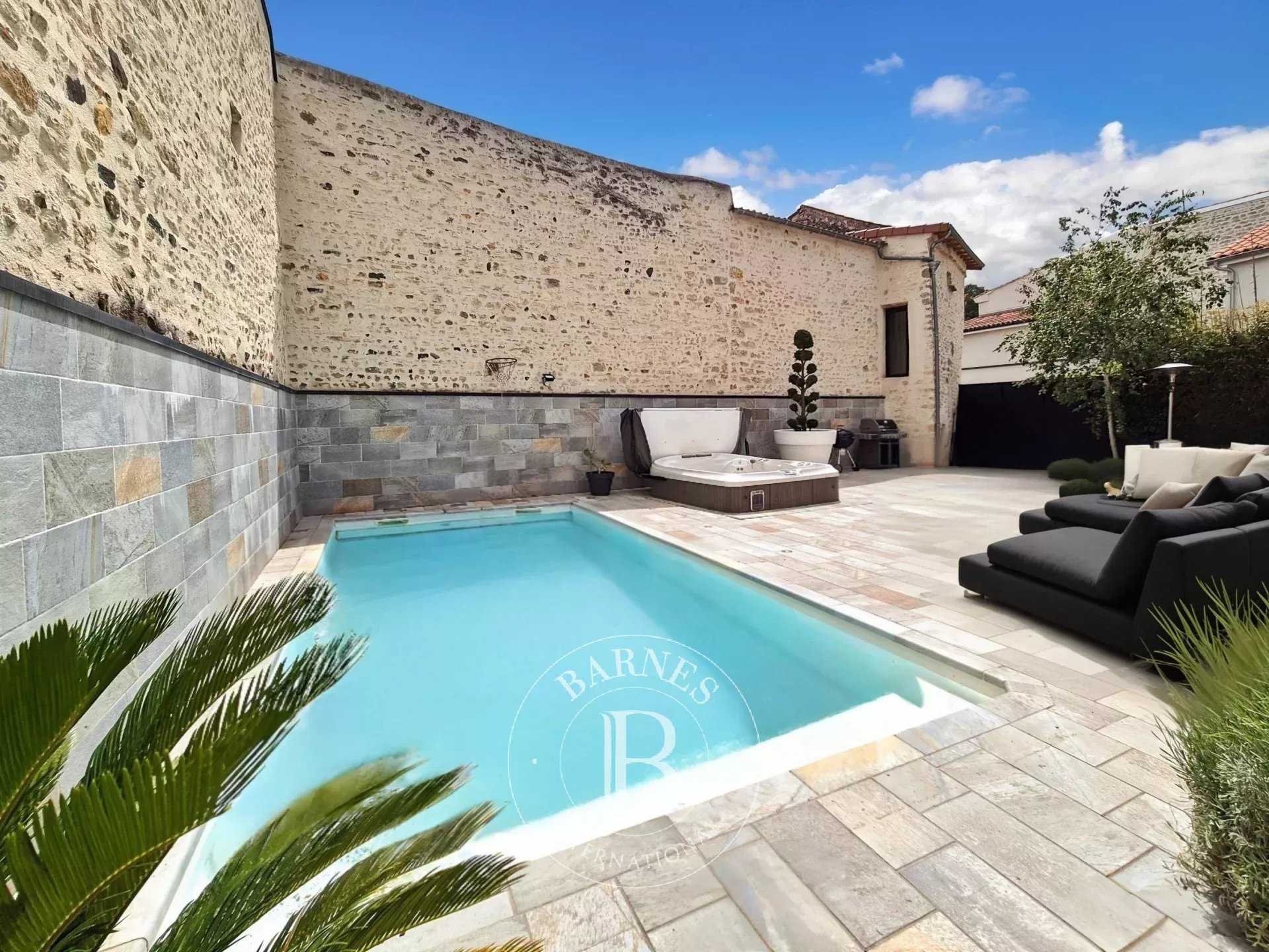 Plauzat  - Maison 10 Pi&egrave;ces 6 Chambres