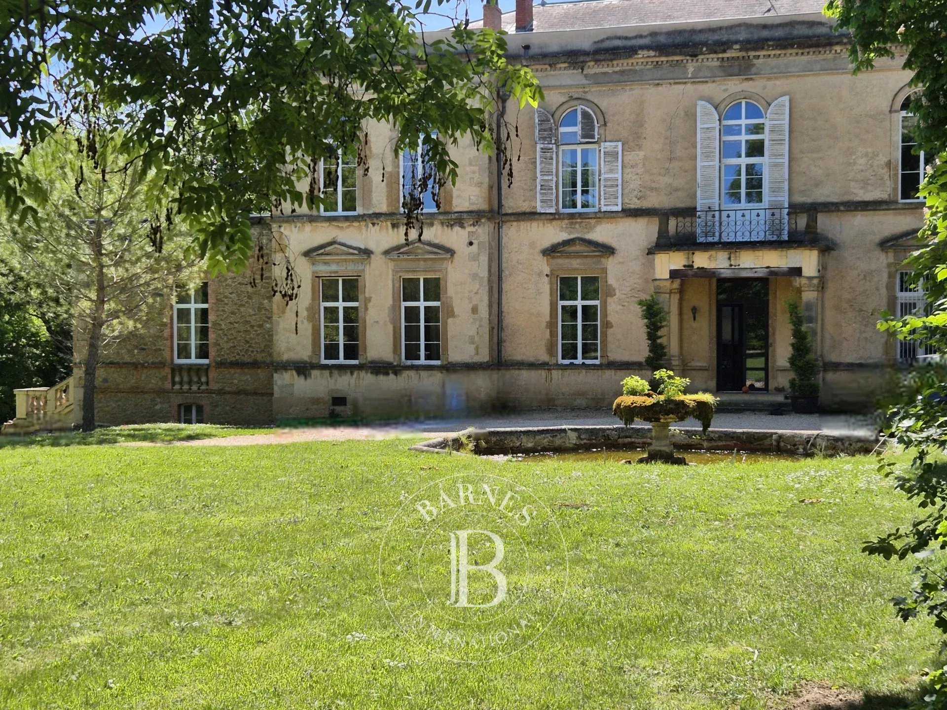 Saint-Germain-Lembron  - Château 17 Pi&egrave;ces 11 Chambres