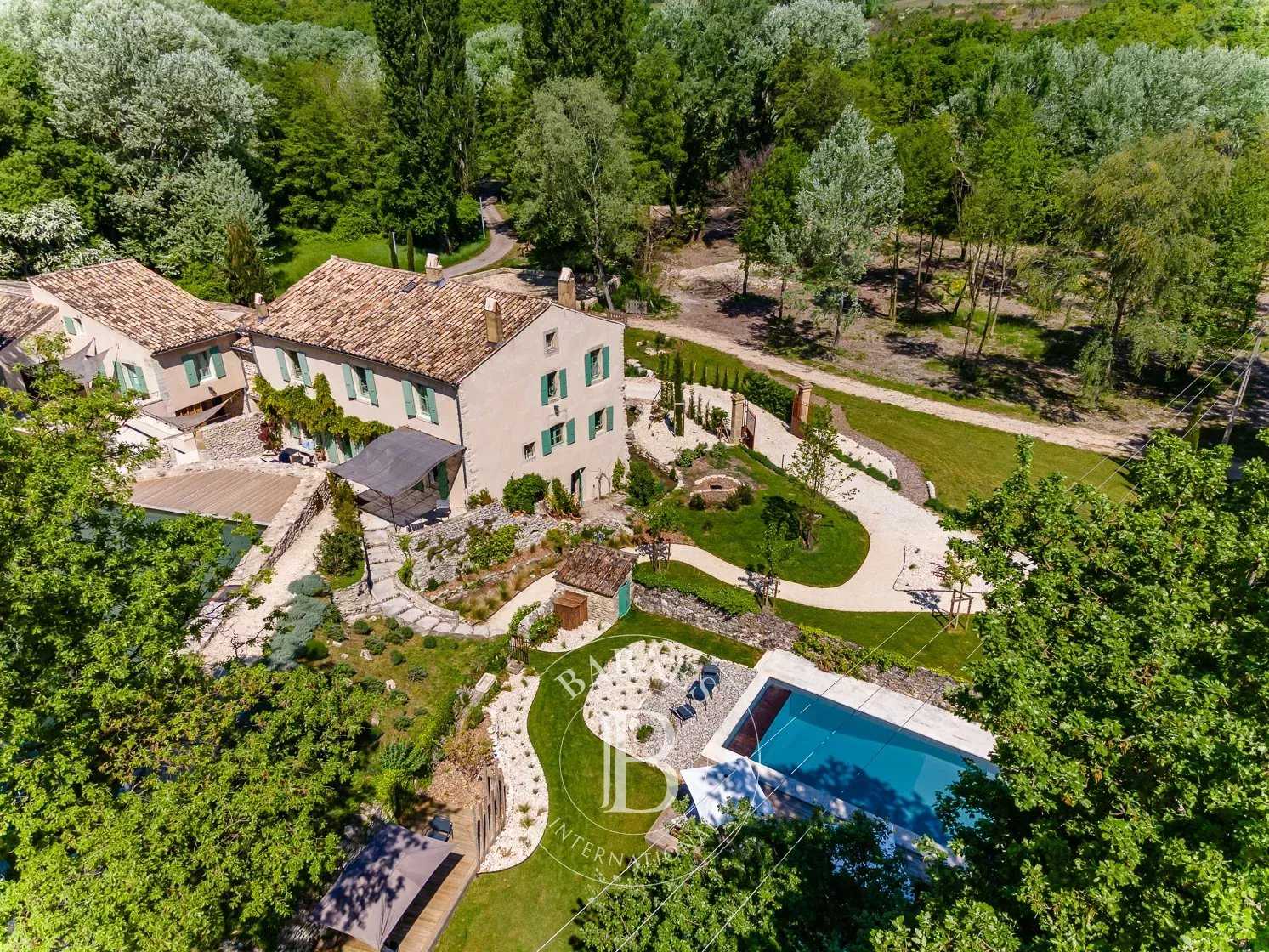 Grignan  - Property 8 Bedrooms