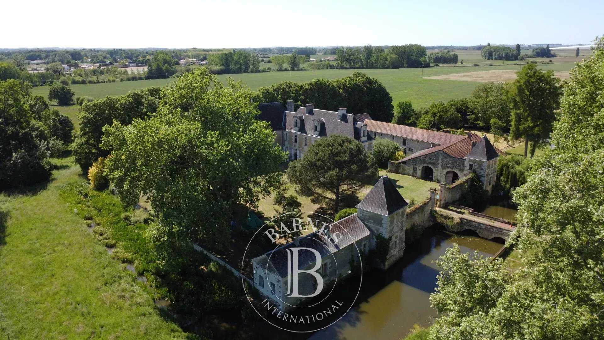 Châtellerault  - Château 18 Pièces 8 Chambres