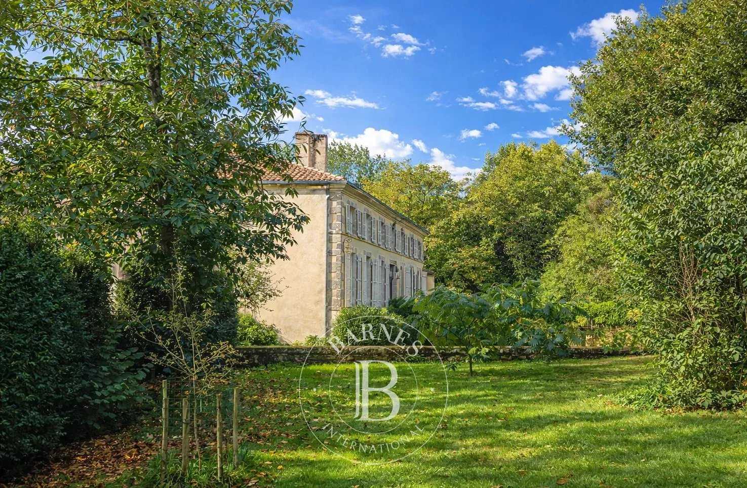 Parthenay  - Château 15 Pi&egrave;ces 8 Chambres
