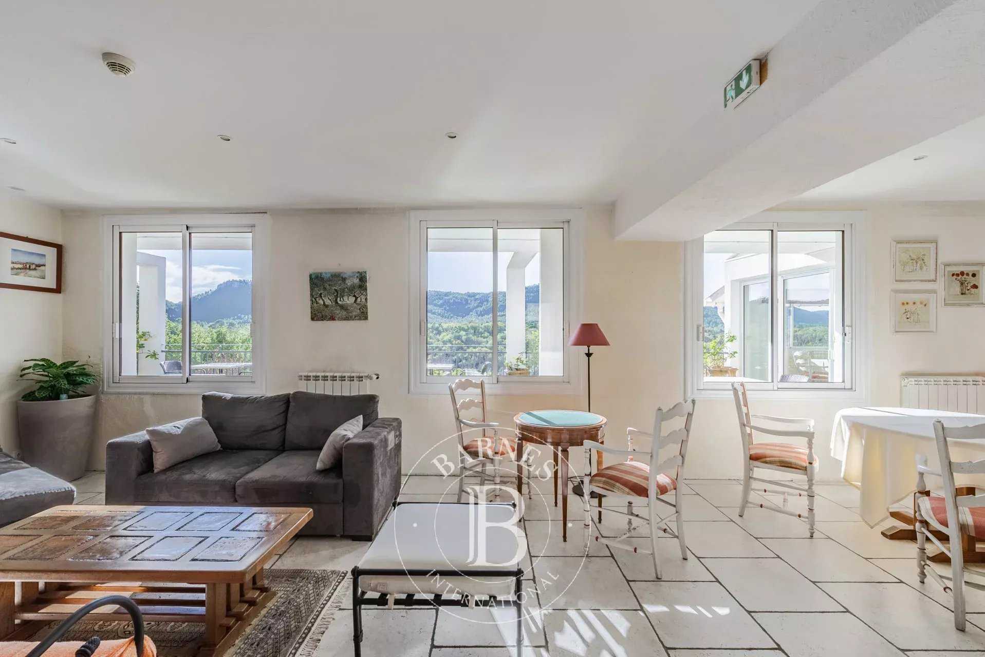 Bagnols-en-Forêt  - Maison d'hôtes 17 Pi&egrave;ces 14 Chambres