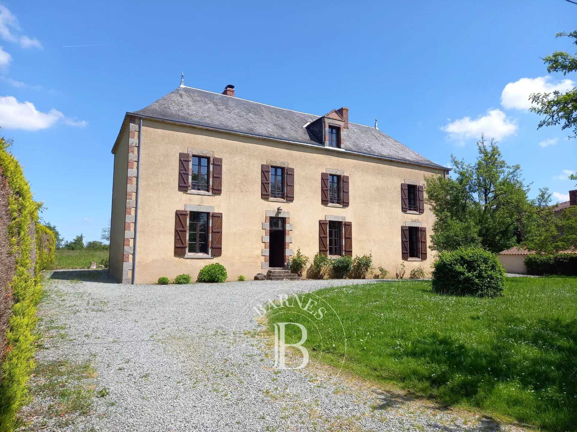 Pouzauges  - Maison 13 Pi&egrave;ces 8 Chambres