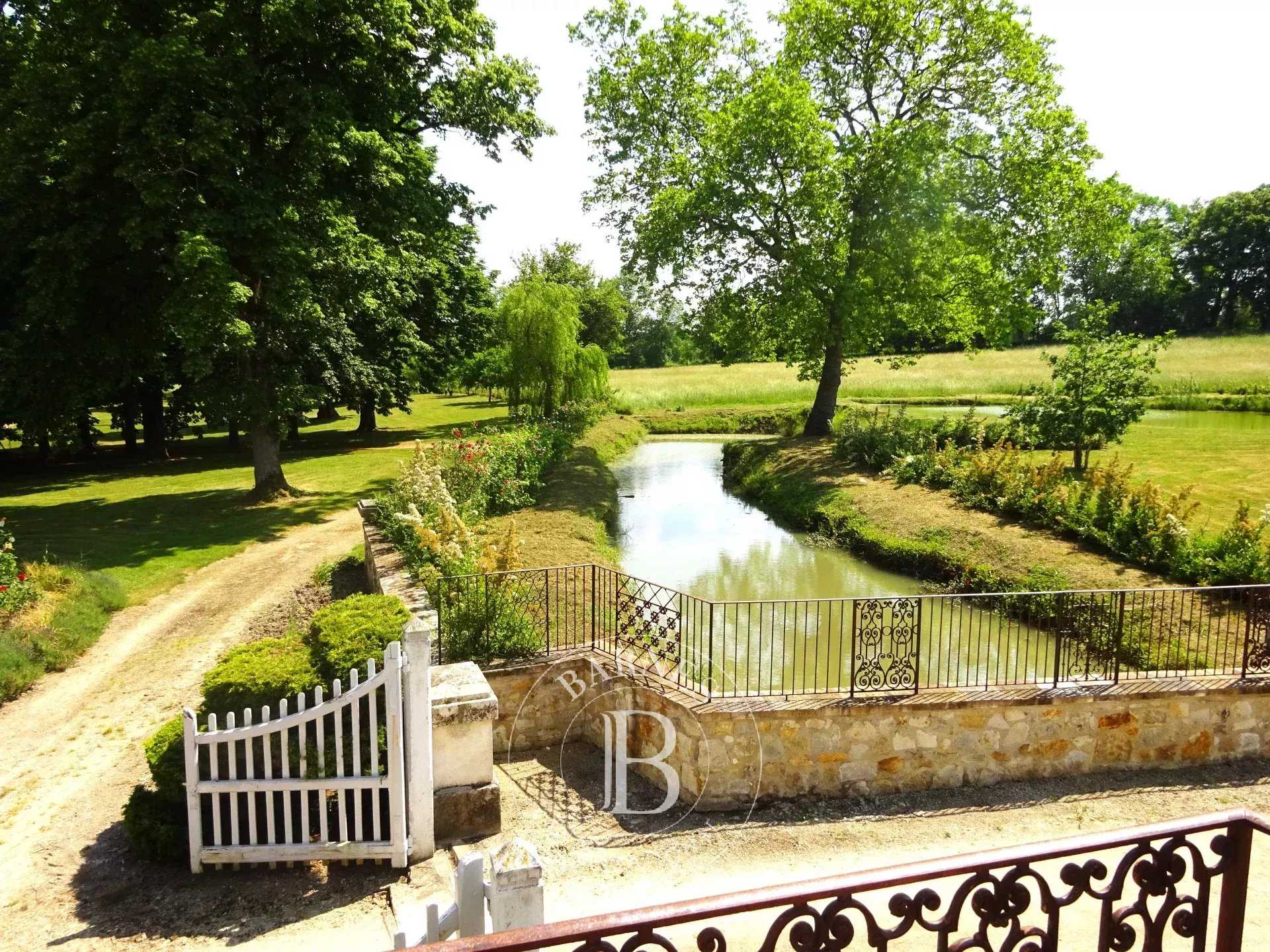 Avallon  - Château 35 Pi&egrave;ces 25 Chambres
