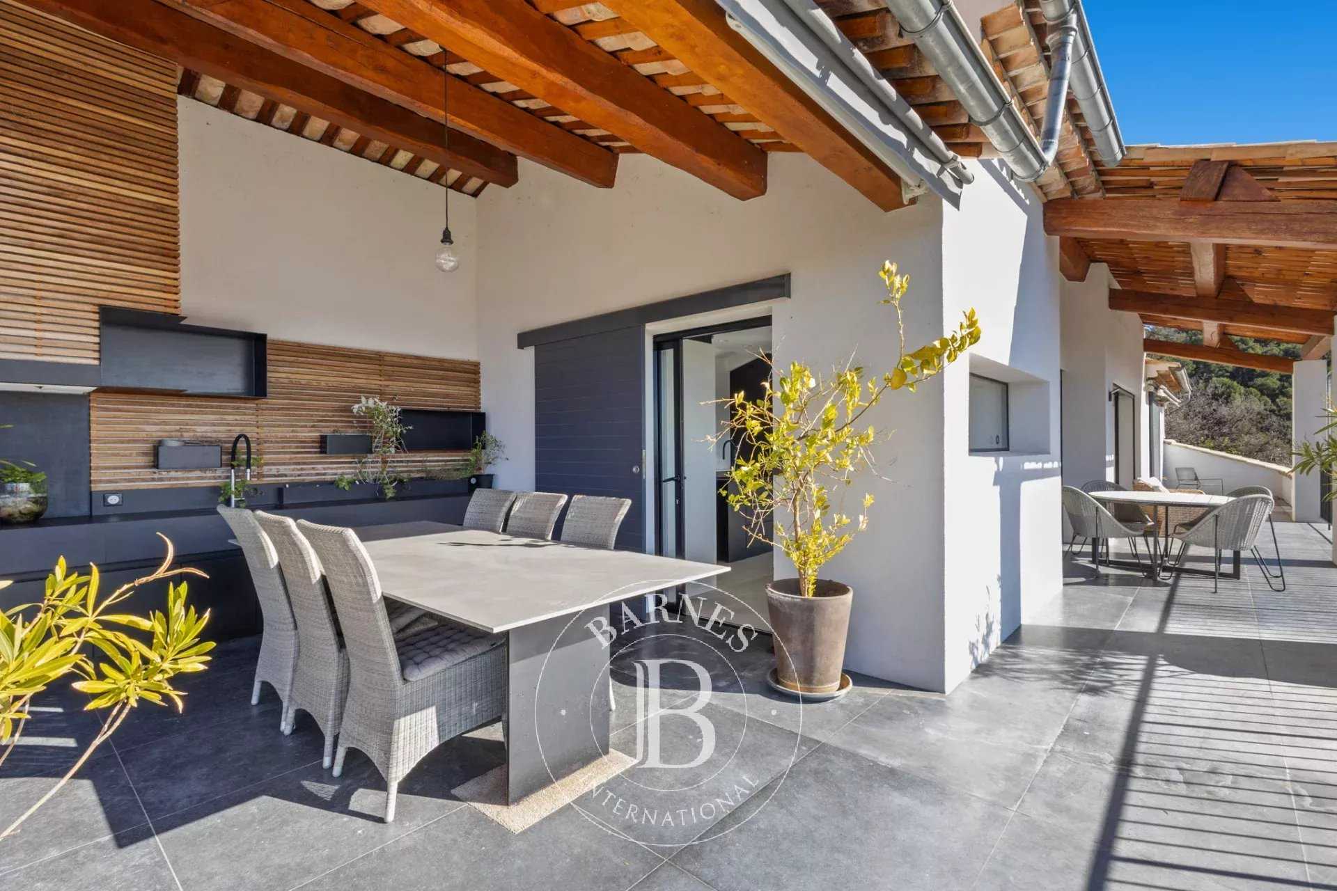 Seillans  - Propriété 16 Pi&egrave;ces 9 Chambres