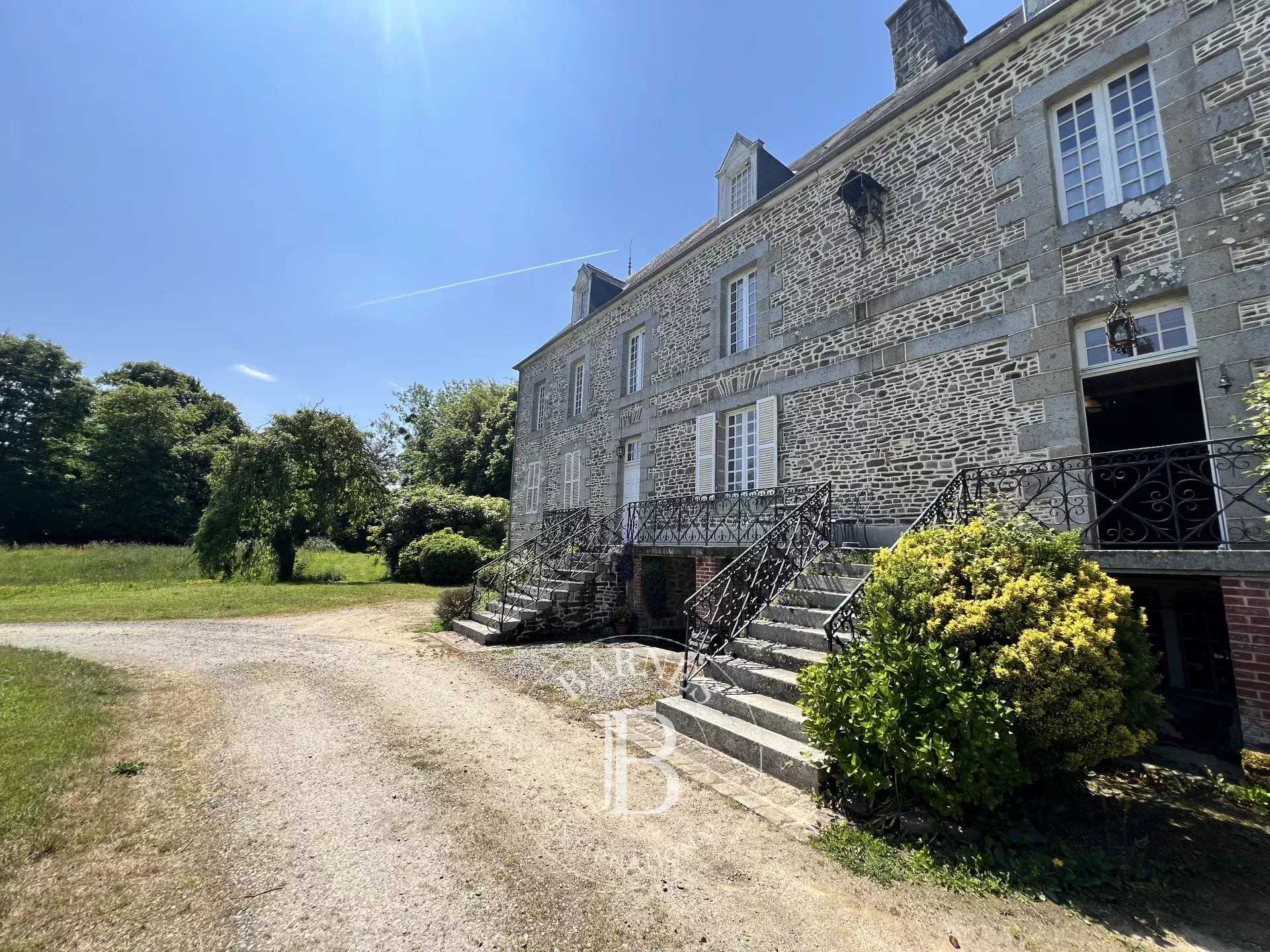 Isigny-le-Buat  - Château 18 Pièces