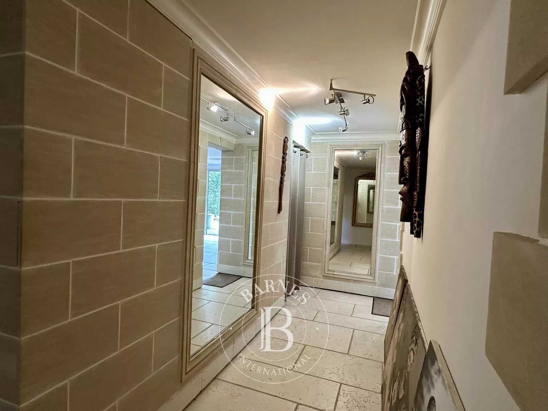 Évry-Courcouronnes  - Maison 9 Pi&egrave;ces 7 Chambres